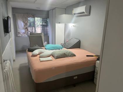 Casa ampla no bairro do Zumbi, 400m² de área costruída, com seis quartos ( dois suites ), três salas e seis banheiros, garagem para três veículos. Excelente localização.