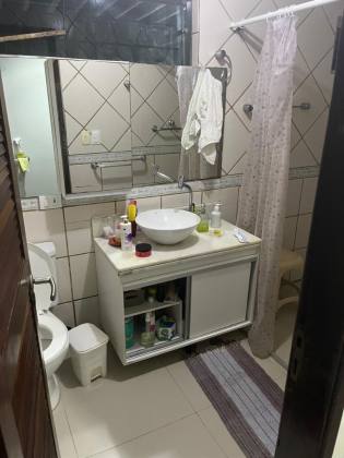 Casa ampla no bairro do Zumbi, 400m² de área costruída, com seis quartos ( dois suites ), três salas e seis banheiros, garagem para três veículos. Excelente localização.