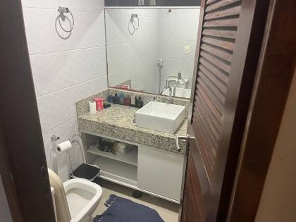 Casa ampla no bairro do Zumbi, 400m² de área costruída, com seis quartos ( dois suites ), três salas e seis banheiros, garagem para três veículos. Excelente localização.