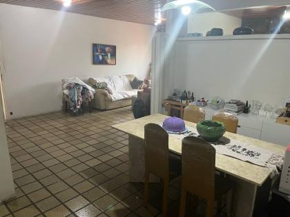 Casa ampla no bairro do Zumbi, 400m² de área costruída, com seis quartos ( dois suites ), três salas e seis banheiros, garagem para três veículos. Excelente localização.