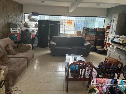 Casa ampla no bairro do Zumbi, 400m² de área costruída, com seis quartos ( dois suites ), três salas e seis banheiros, garagem para três veículos. Excelente localização.