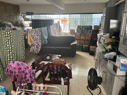 Casa ampla no bairro do Zumbi, 400m² de área costruída, com seis quartos ( dois suites ), três salas e seis banheiros, garagem para três veículos. Excelente localização.