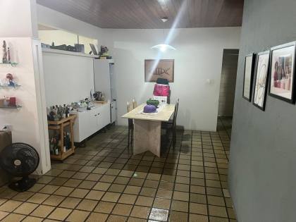 Casa ampla no bairro do Zumbi, 400m² de área costruída, com seis quartos ( dois suites ), três salas e seis banheiros, garagem para três veículos. Excelente localização.