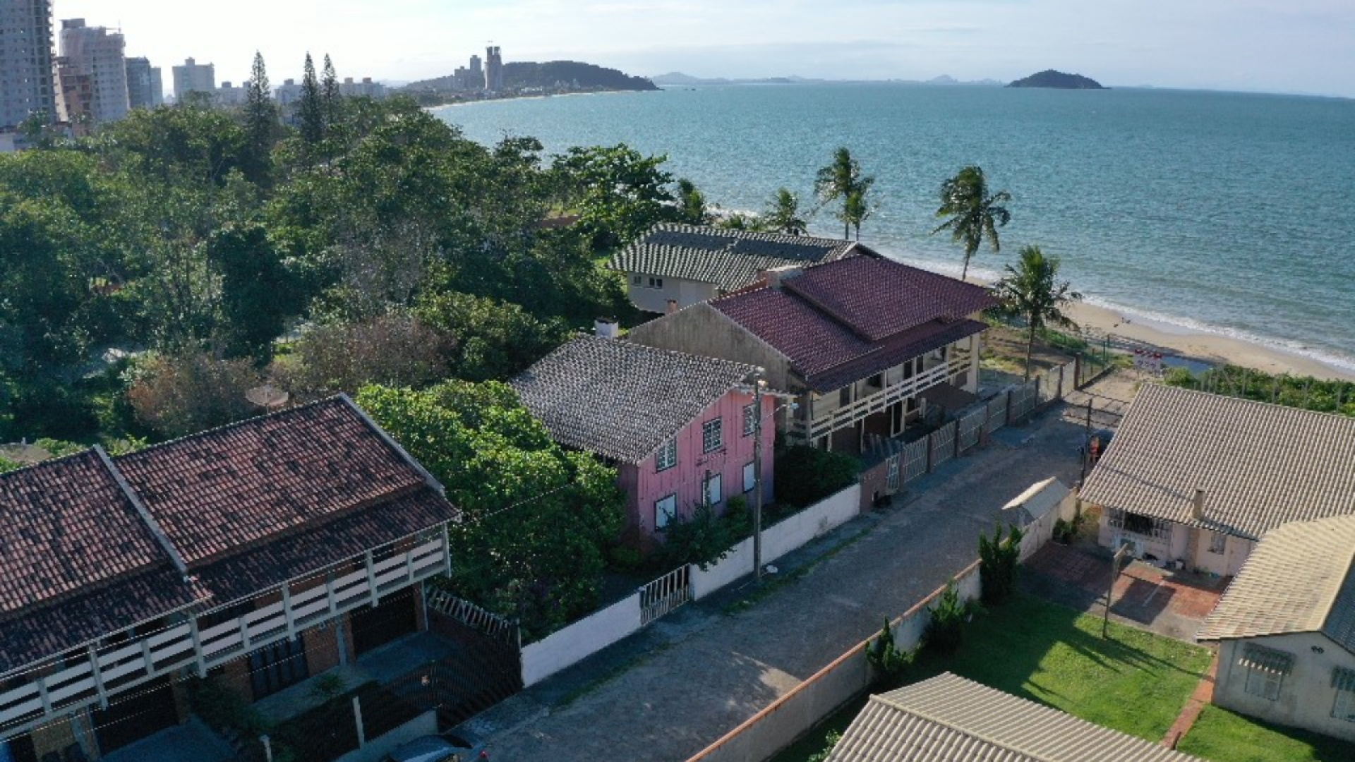 Casa Para Vender com 6 quartos no bairro Armação em Penha