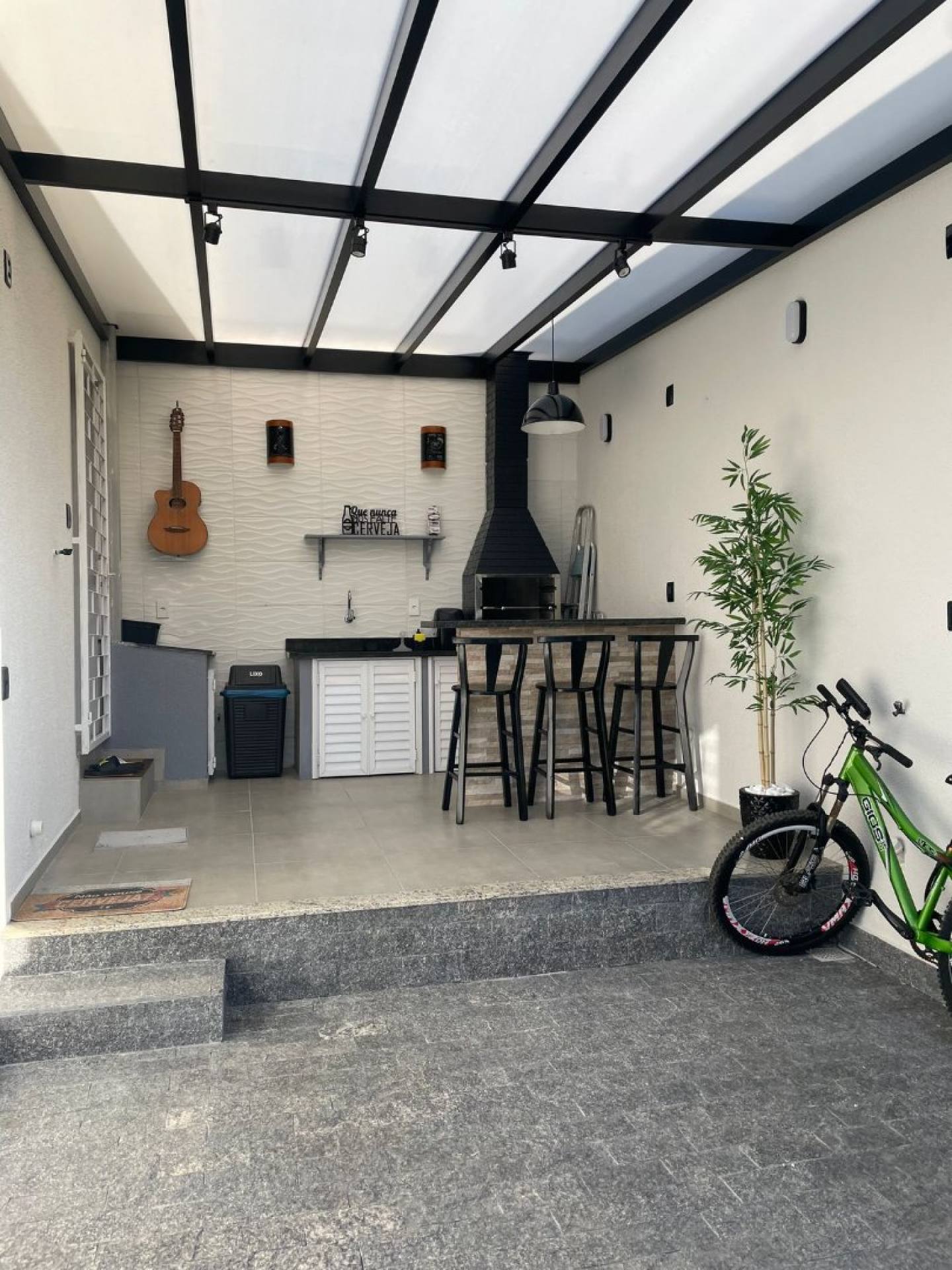 Encantadora Casa Mobiliada com 2 Quartos, Sendo 1 Suíte e Área de Festas