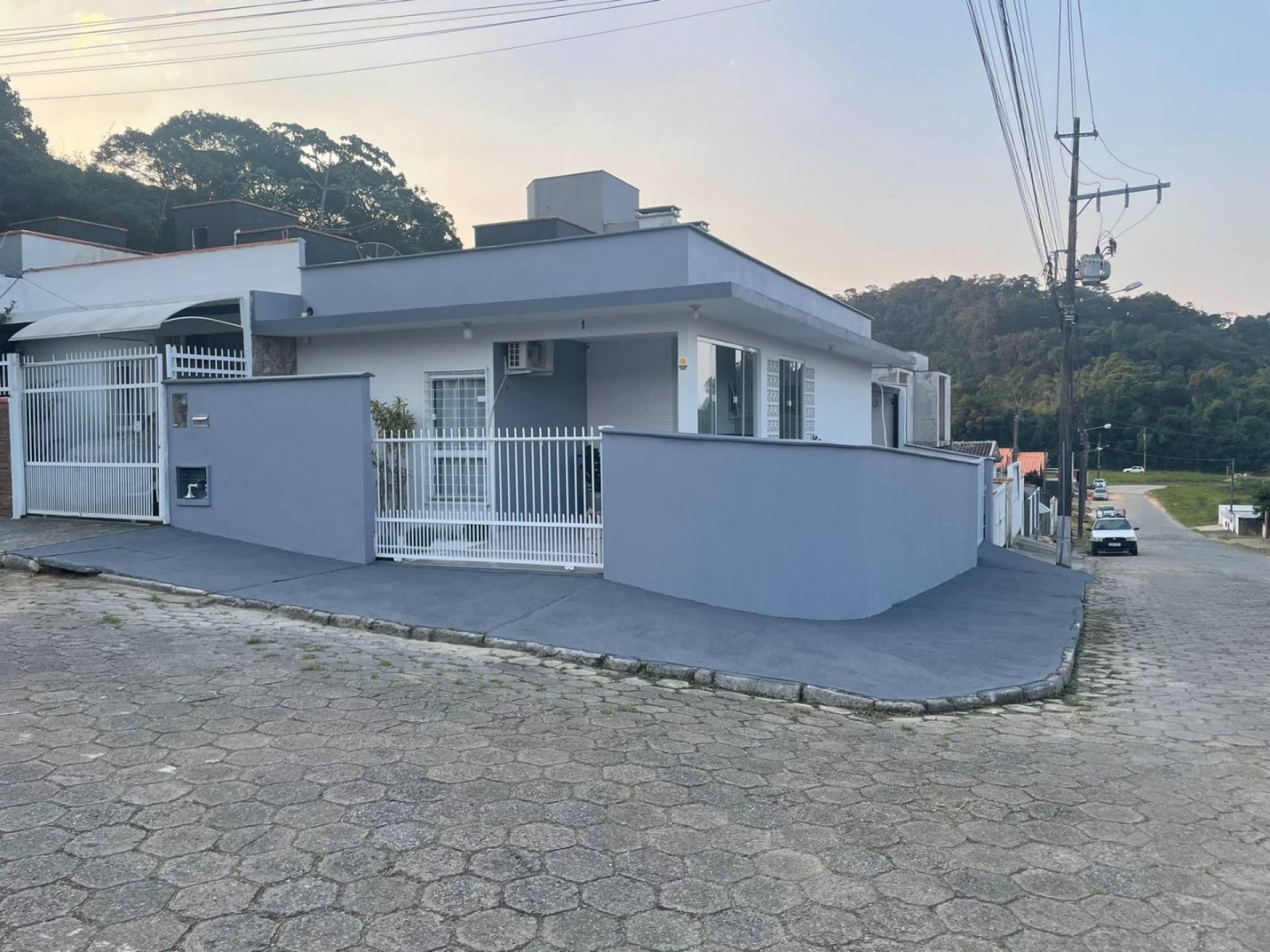Encantadora Casa Mobiliada com 2 Quartos, Sendo 1 Suíte e Área de Festas