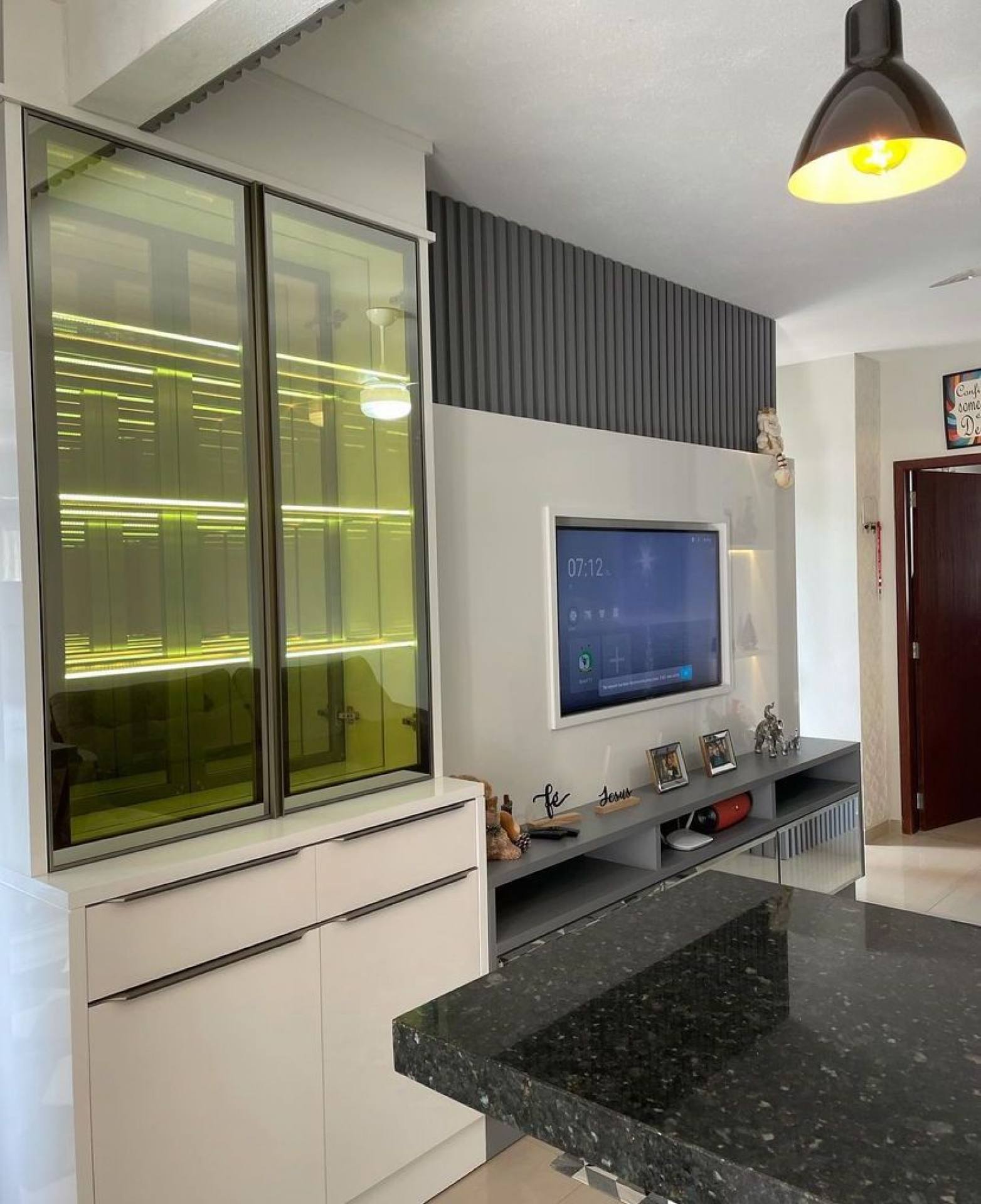 Encantadora Casa Mobiliada com 2 Quartos, Sendo 1 Suíte e Área de Festas