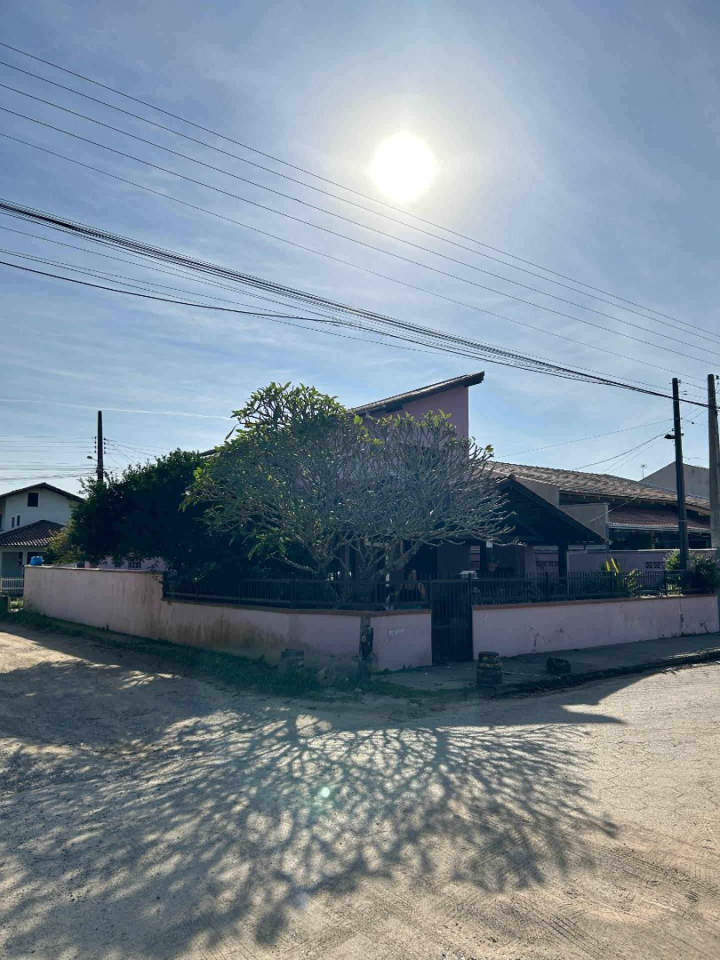 Casa de esquina pronta para morar