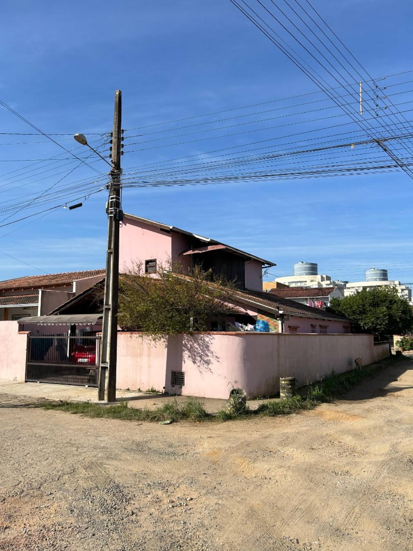 Casa de esquina pronta para morar