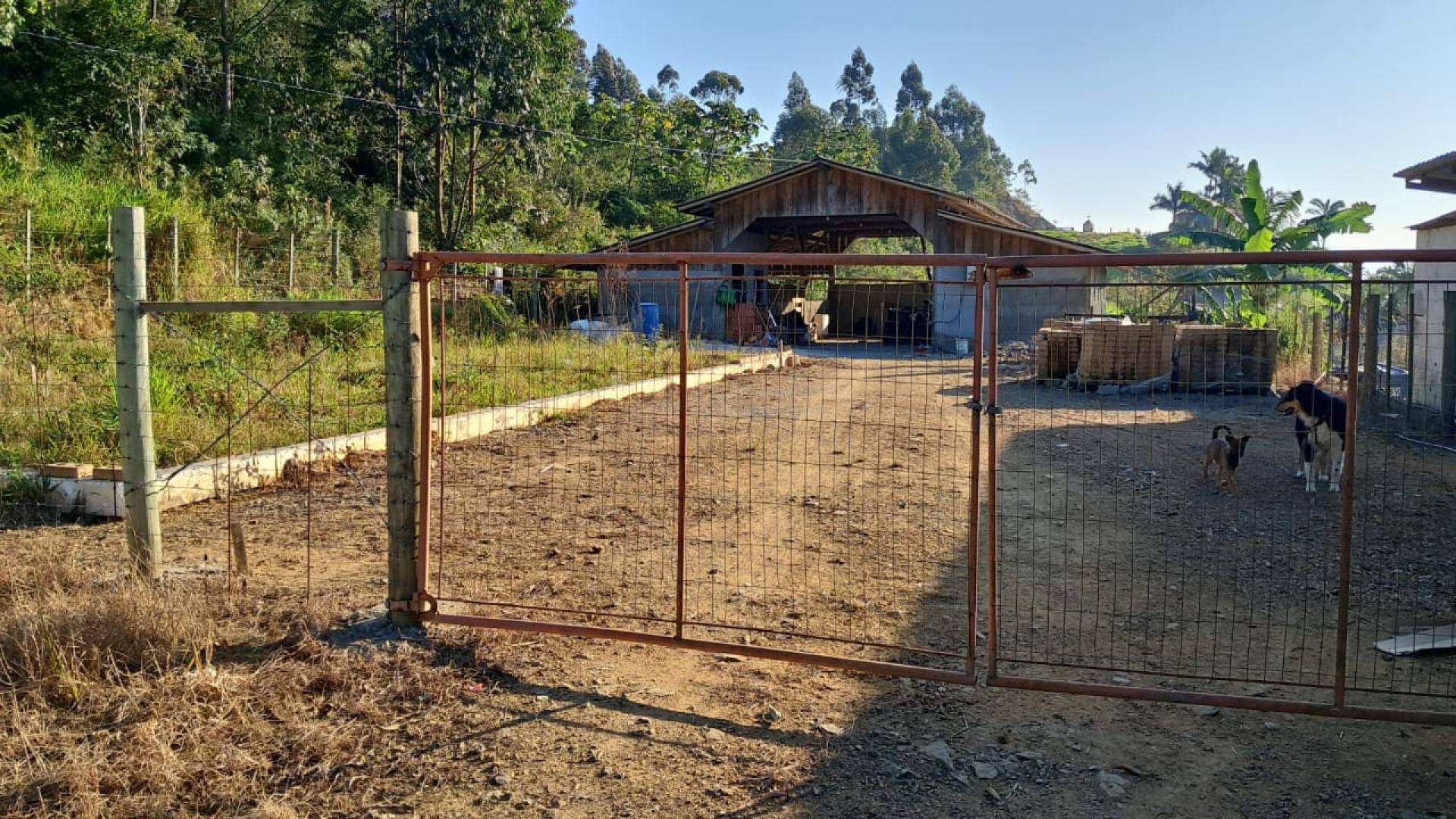 Chácara (Barracão c/ kitnet)