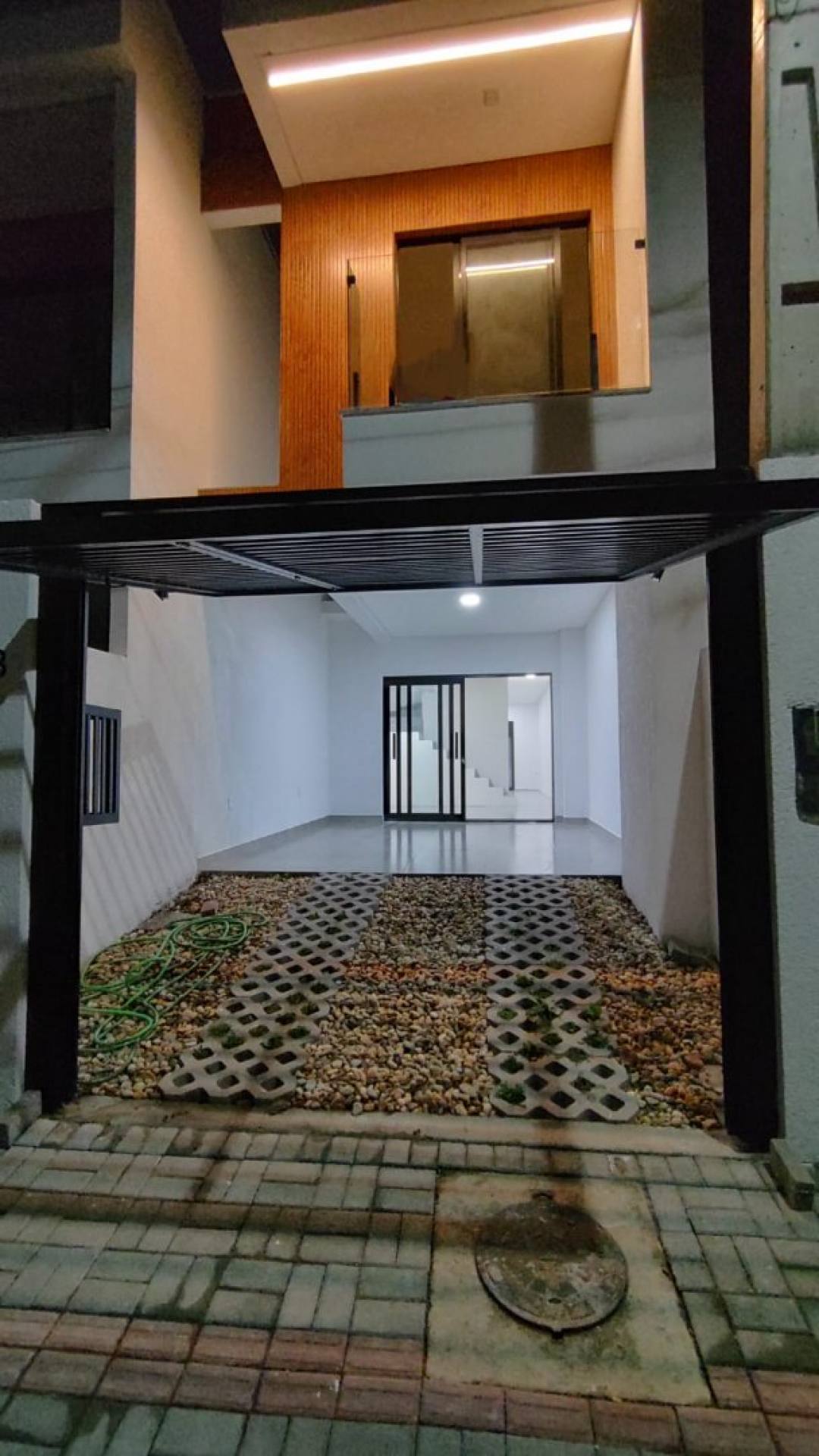 Belíssimo sobrado novo pronto para morar no centro de Balneário Piçarras