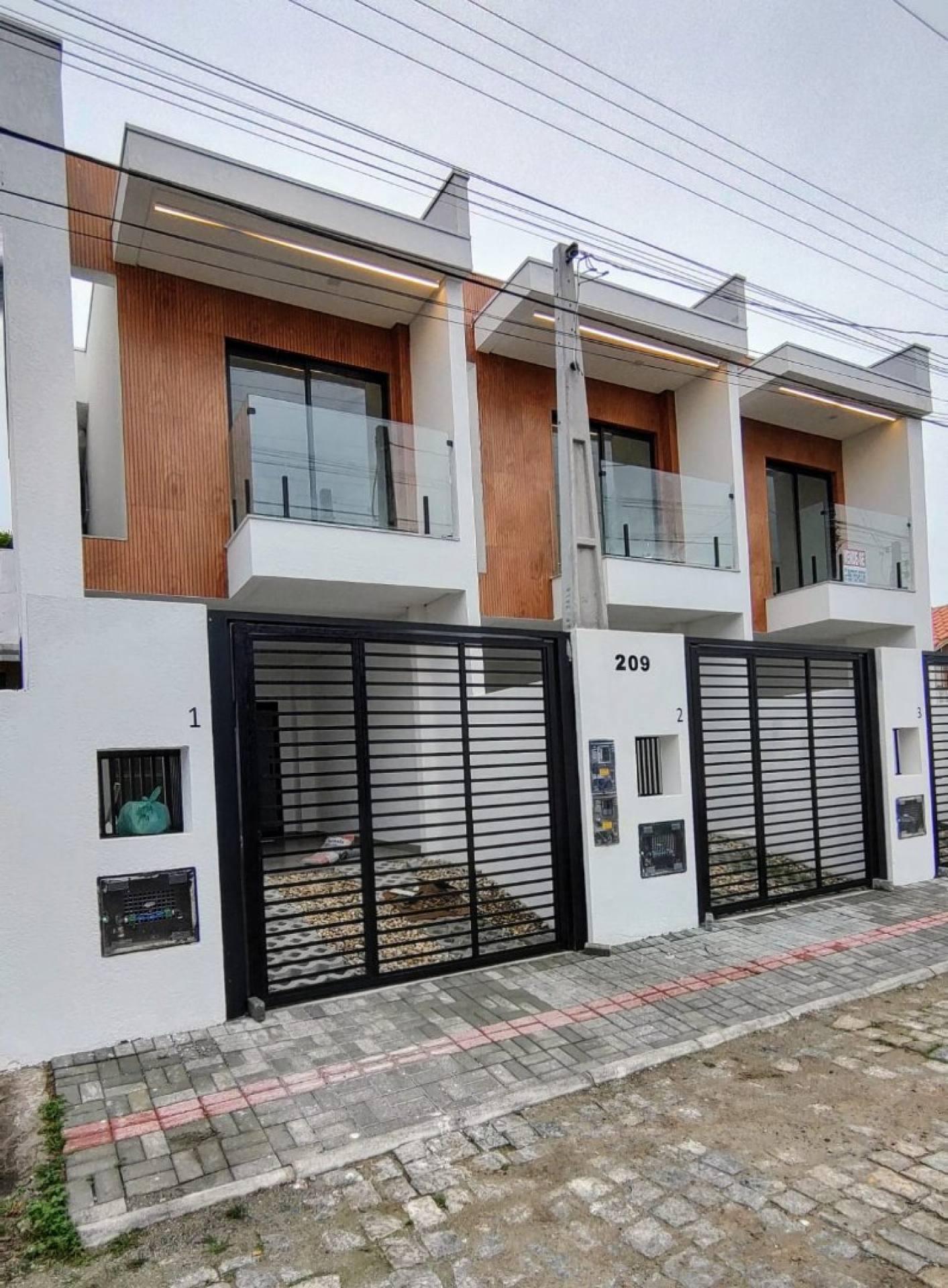 Belíssimo sobrado novo pronto para morar no centro de Balneário Piçarras