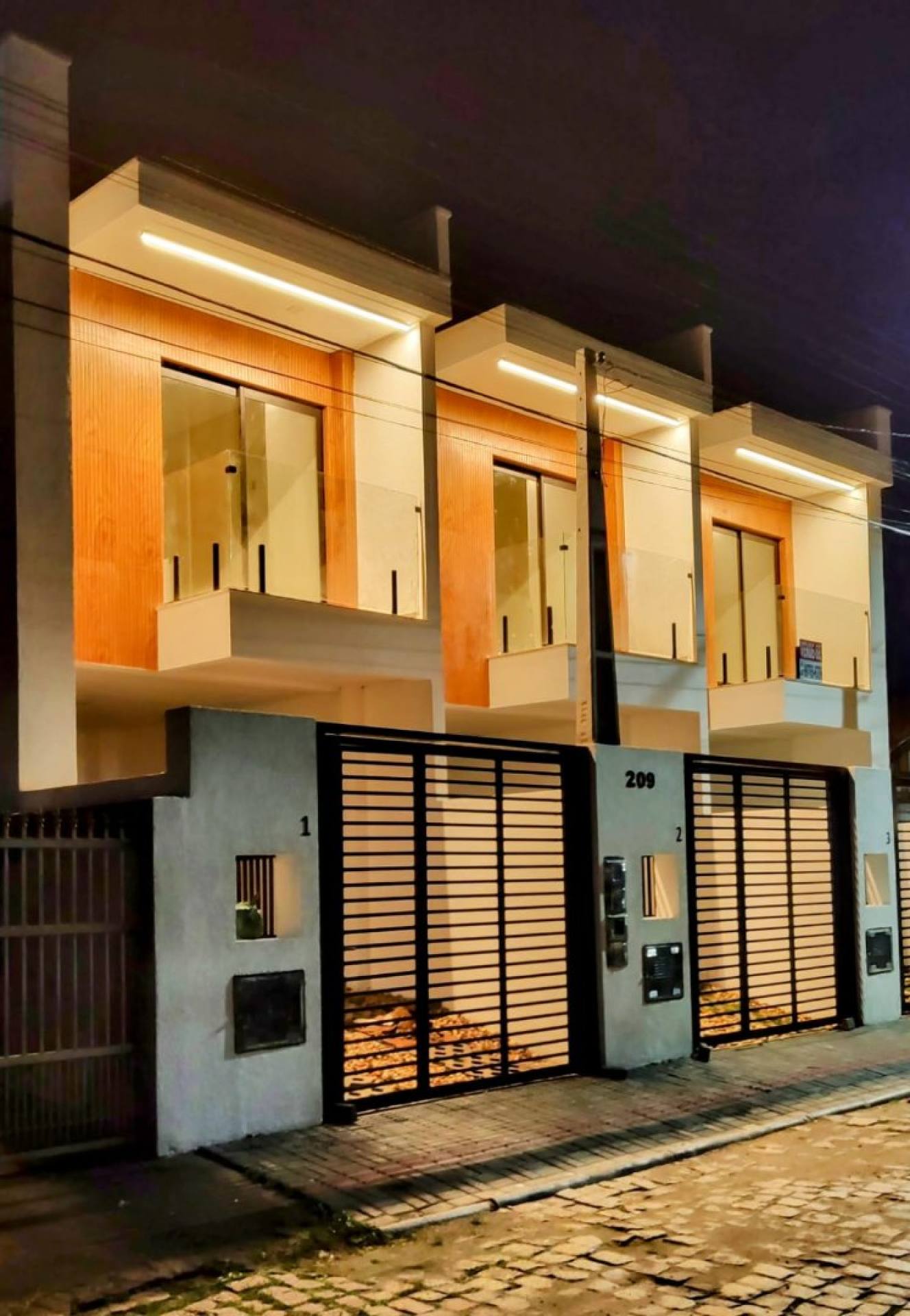 Belíssimo sobrado novo pronto para morar no centro de Balneário Piçarras