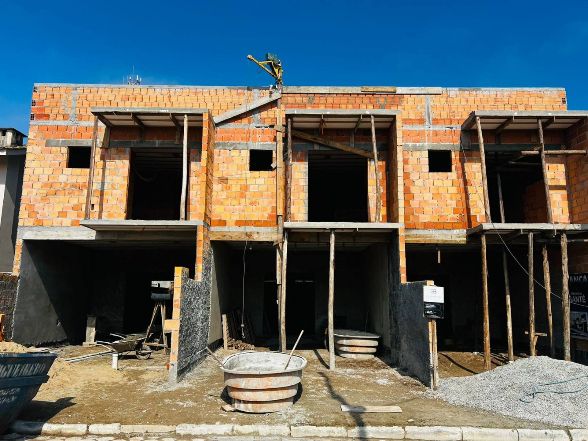 Lindo Sobrado à Venda Com 1 Suíte e 2 Demi Suítes no Itacolomi