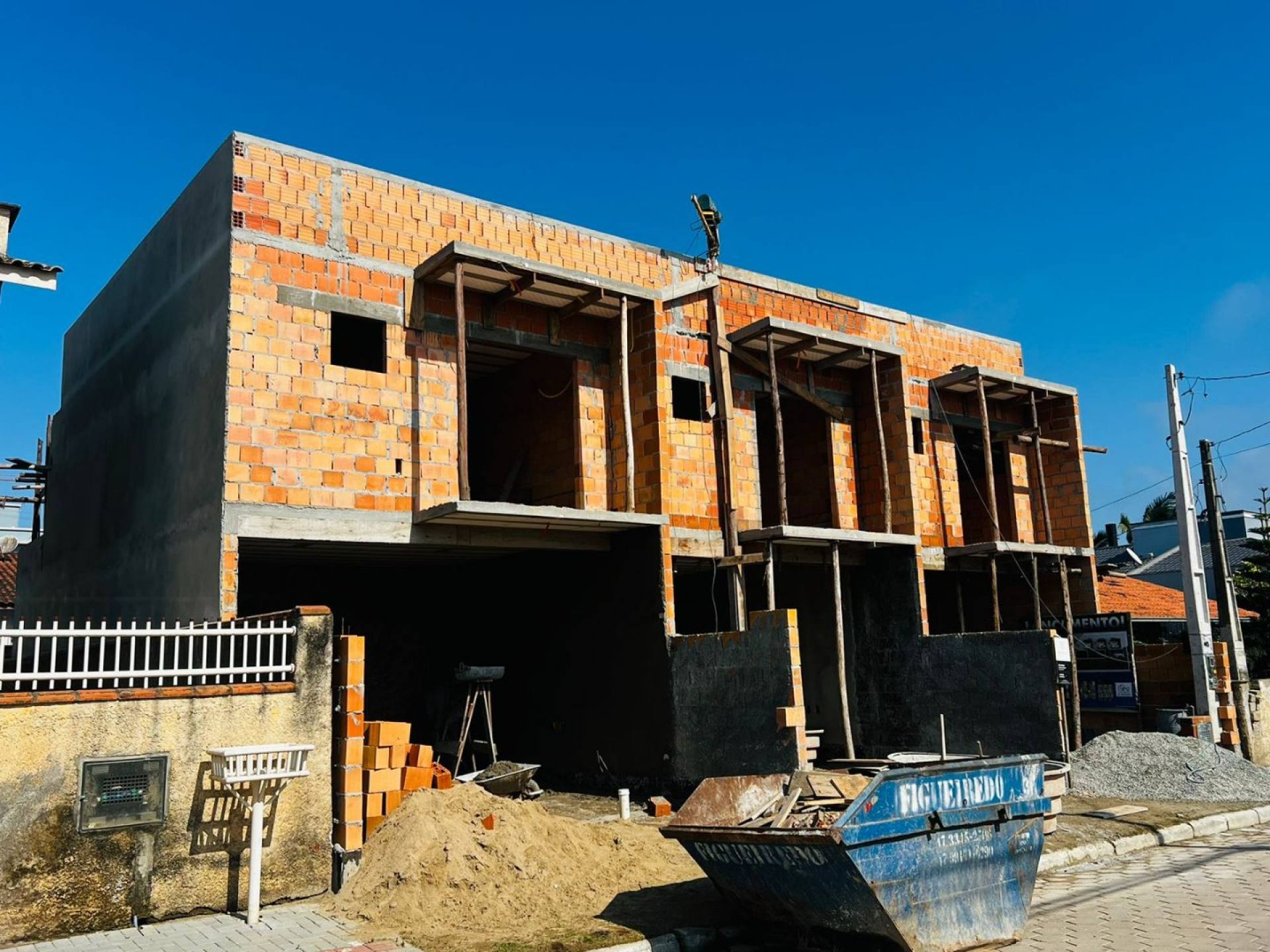 Lindo Sobrado à Venda Com 1 Suíte e 2 Demi Suítes no Itacolomi