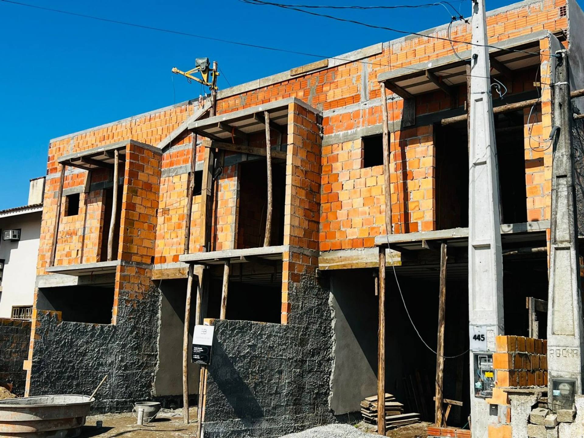 Lindo Sobrado à Venda Com 1 Suíte e 2 Demi Suítes no Itacolomi