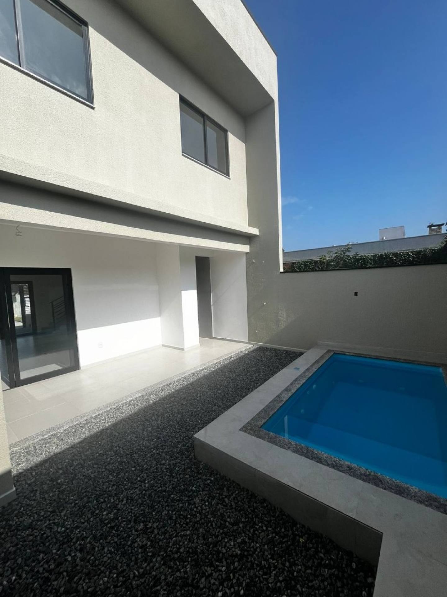 Lindo Sobrado com 3 Quartos sendo 1Suíte no Itacolomi - Balneário PIçarras