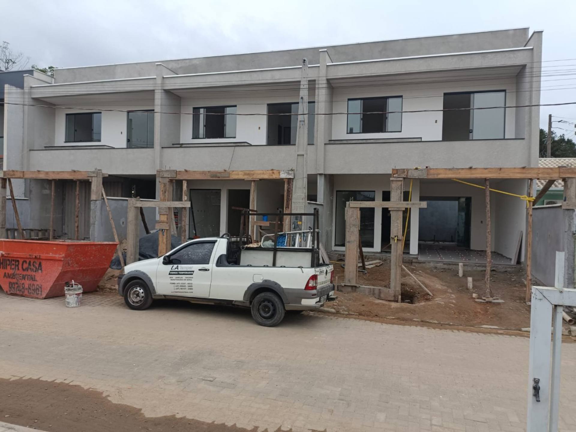 Sobrado Para Vender com 3 Dormitórios sendo 1 suíte no bairro Itacolomi em Balneário Piçarras