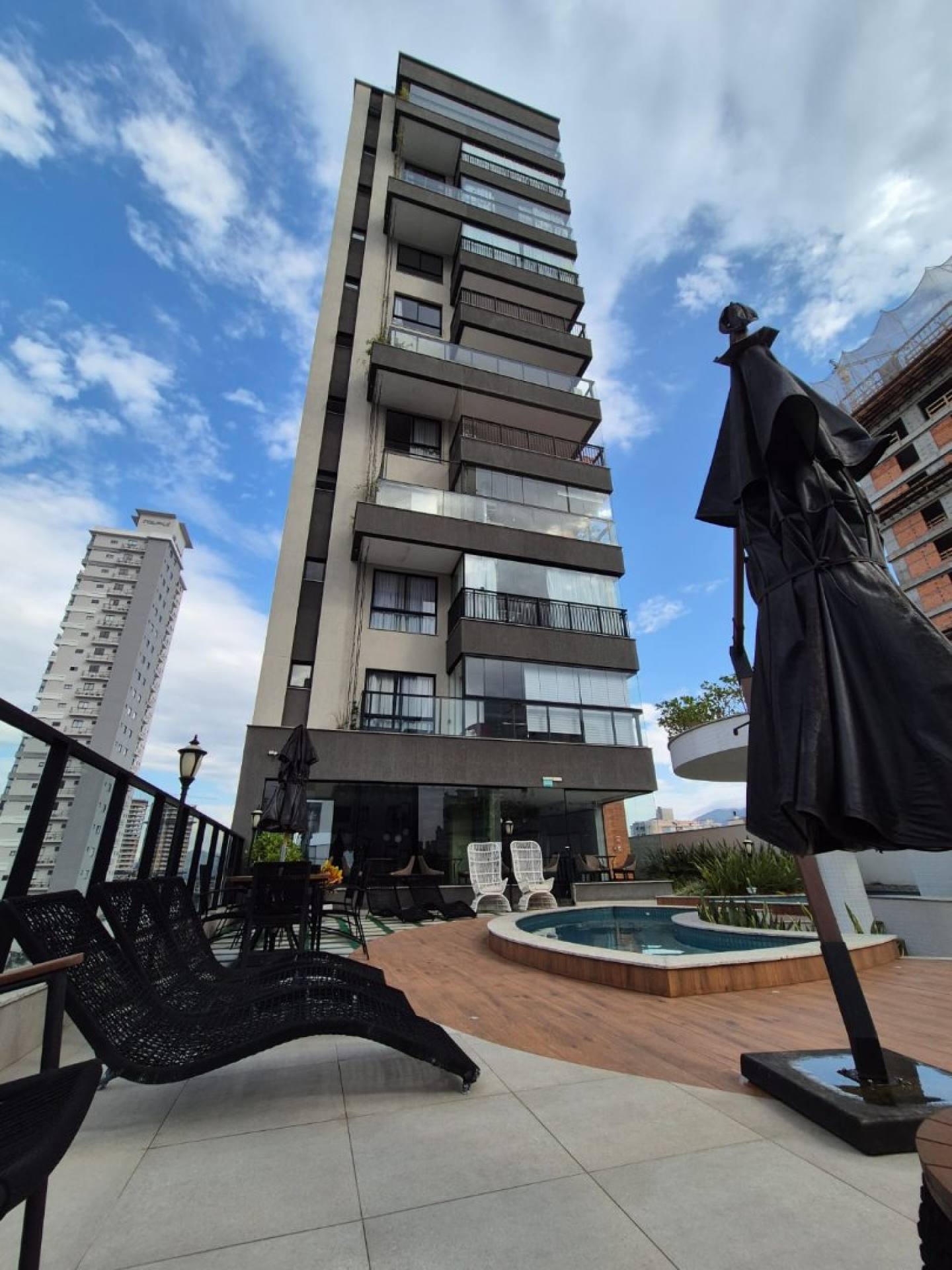 Apartamento Para Vender com 3 quartos 1 suíte no bairro Meia Praia em Itapema