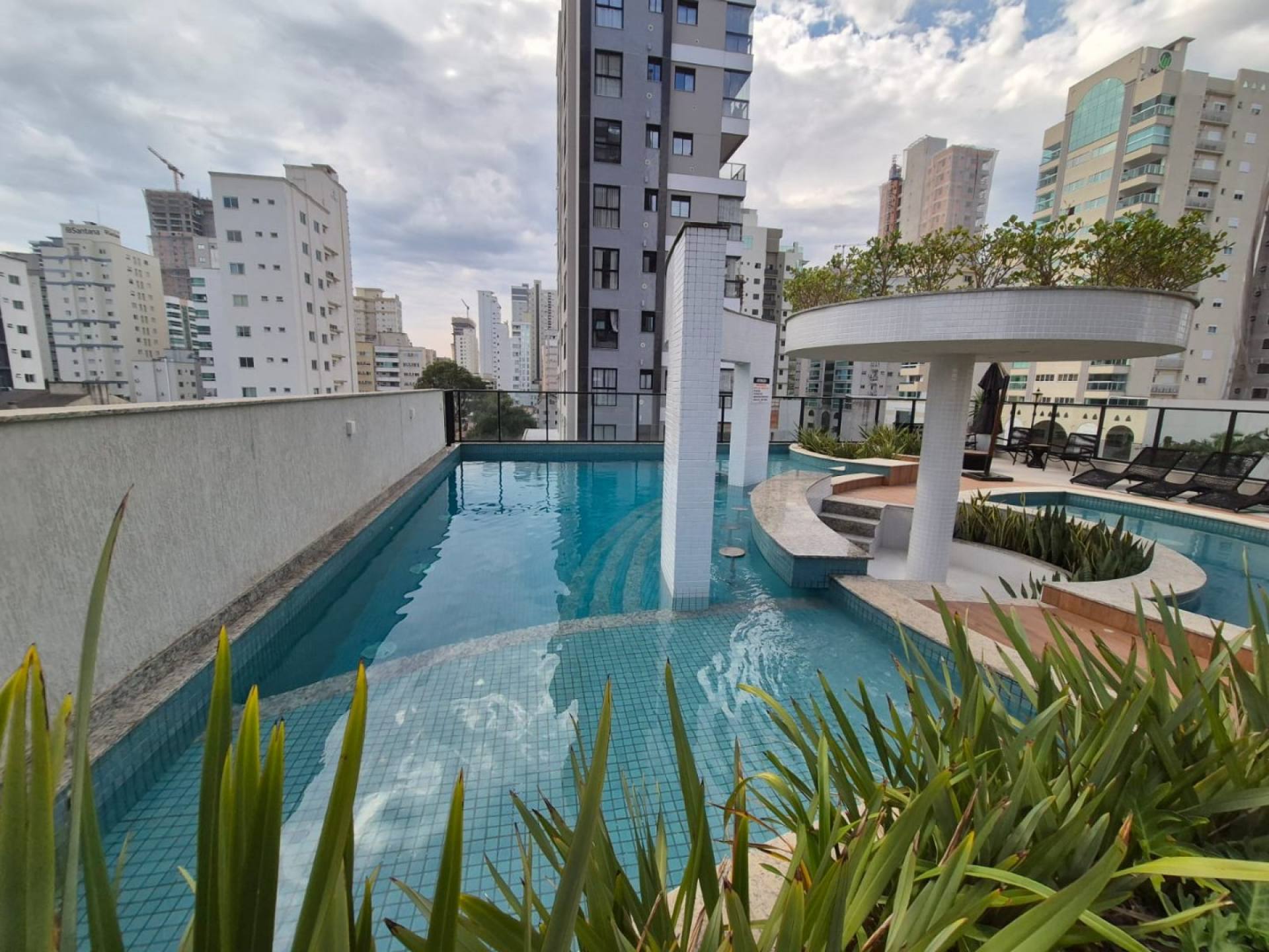 Apartamento Para Vender com 3 quartos 1 suíte no bairro Meia Praia em Itapema