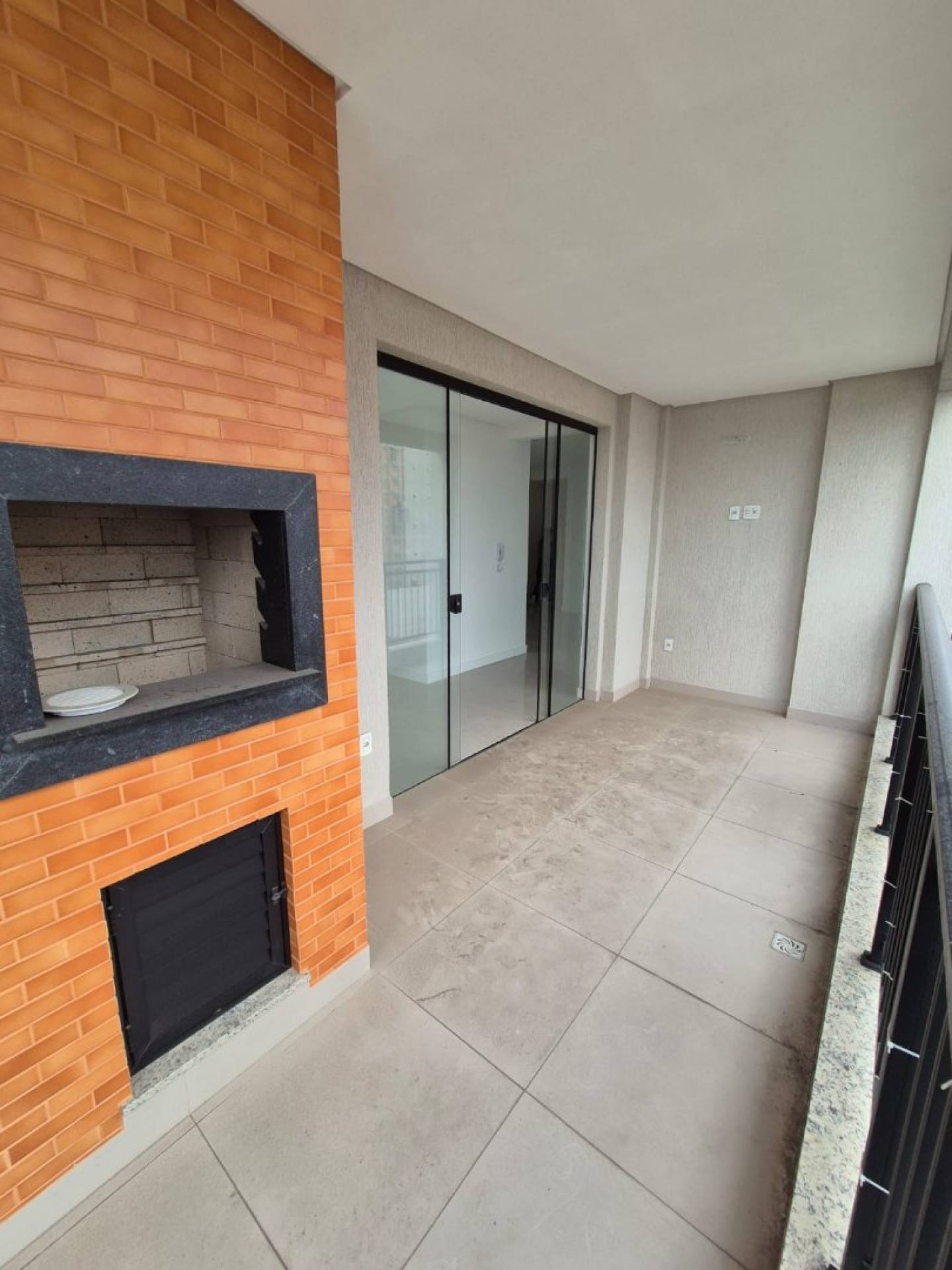 Apartamento Para Vender com 3 quartos 1 suíte no bairro Meia Praia em Itapema