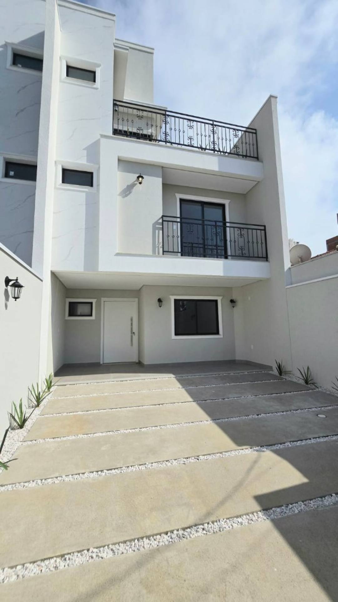 Sobrado Para Vender com 3 quartos 3 suítes no bairro Praia de Armação do Itapocorói em Penha