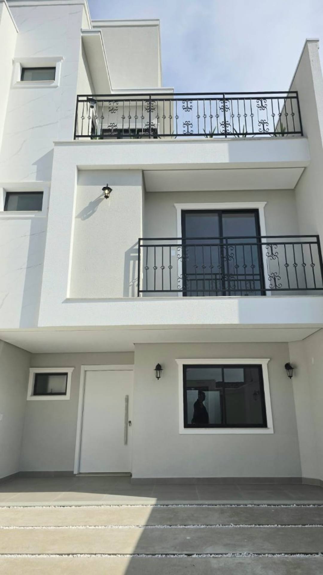 Sobrado Para Vender com 3 quartos 3 suítes no bairro Praia de Armação do Itapocorói em Penha