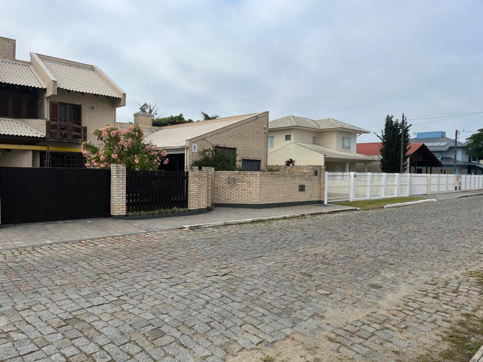 Casa Para Vender com 5 suítes na Praia de Armação em Penha
