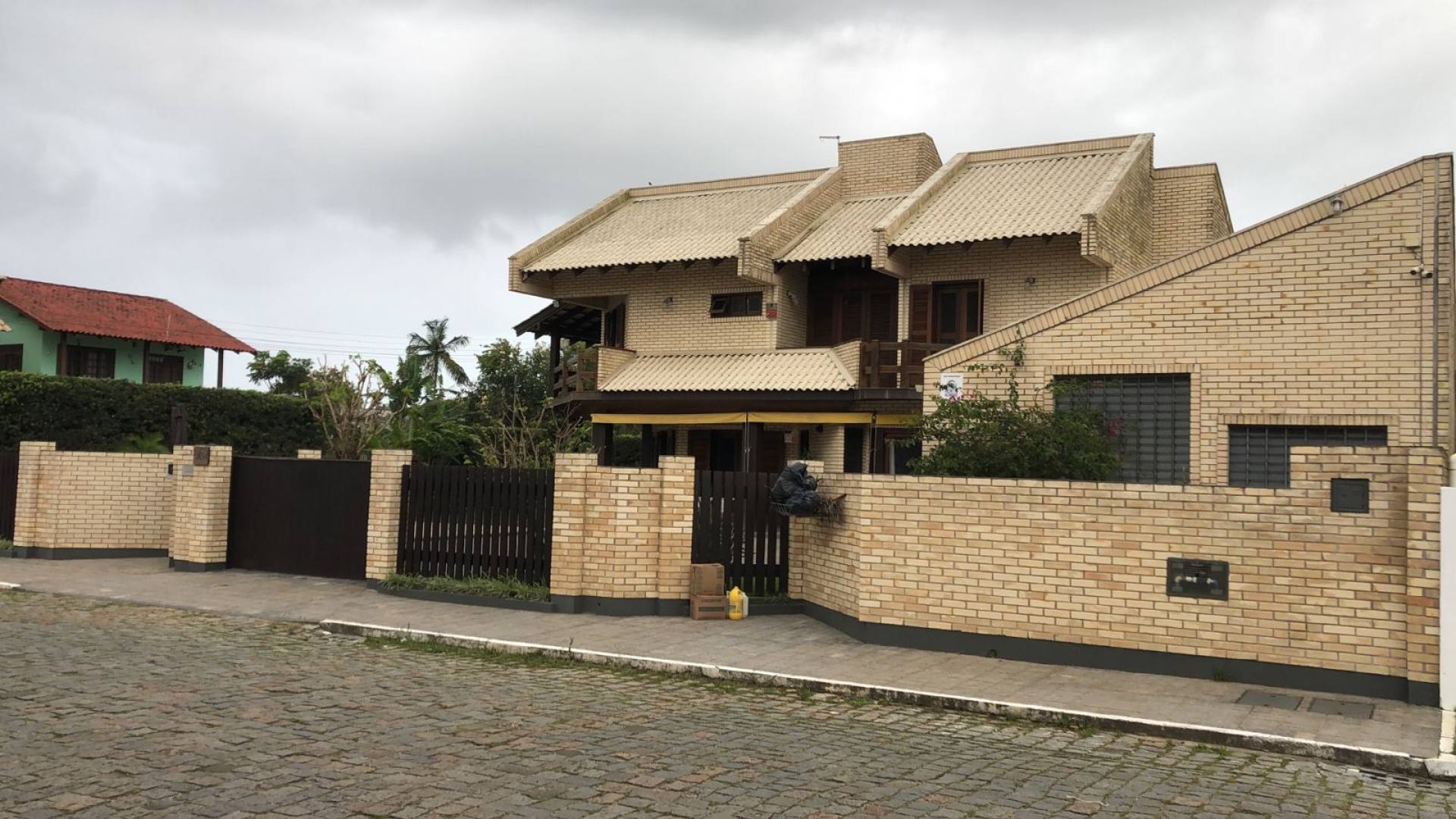 Casa Para Vender com 5 suítes na Praia de Armação em Penha