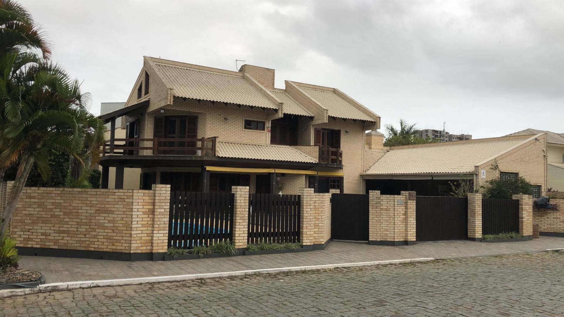 Casa Para Vender com 5 suítes na Praia de Armação em Penha