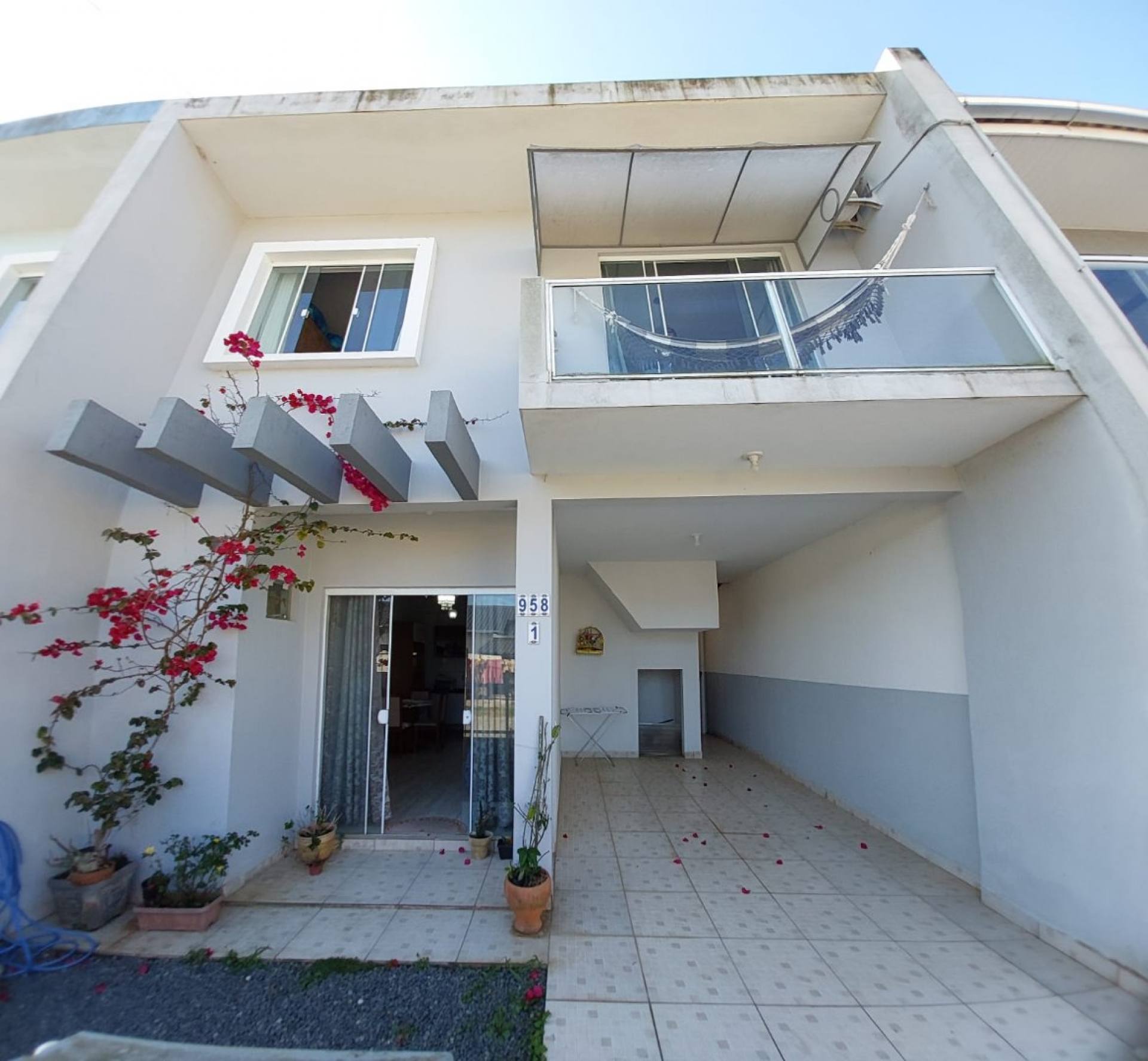 Sobrado Para Vender com 2 quartos no bairro Itacolomi em Balneário Piçarras