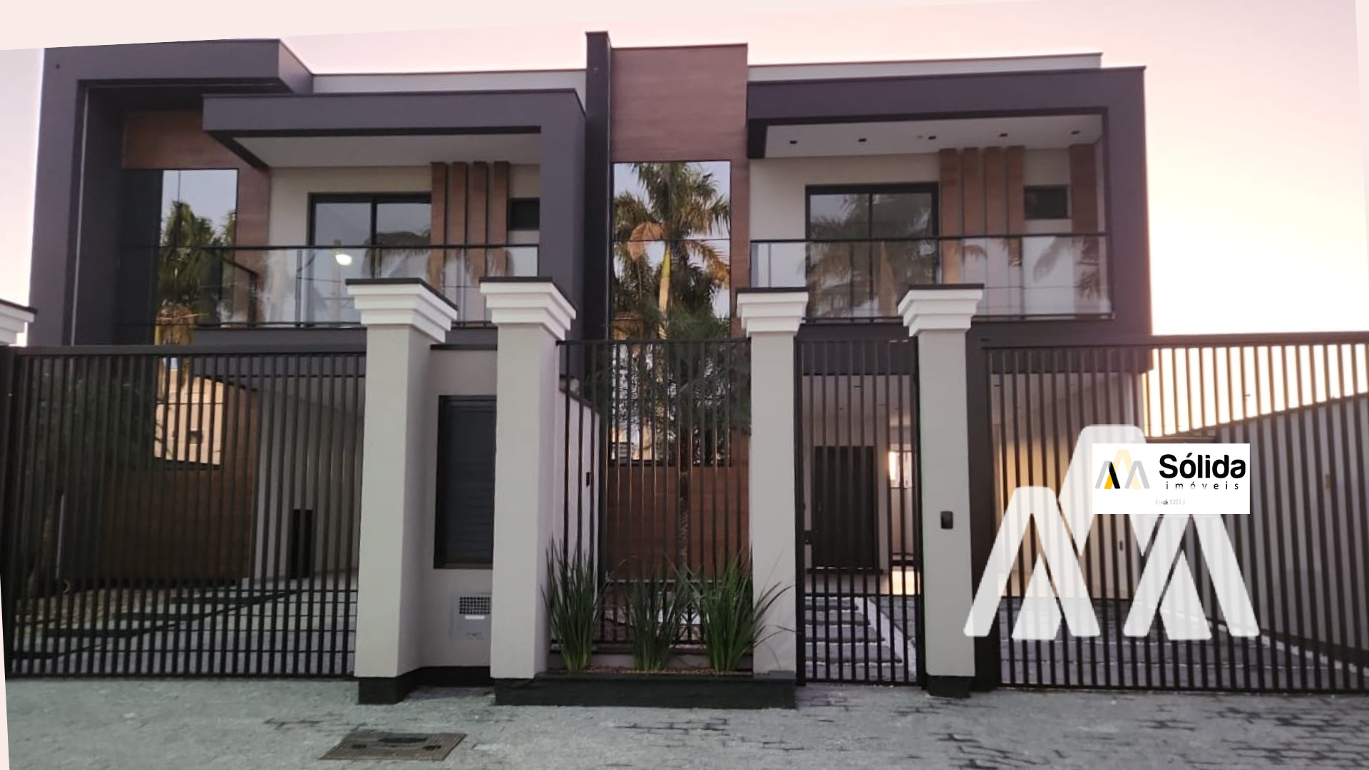 Sobrado de Alto Padrão com 3 Dormitórios