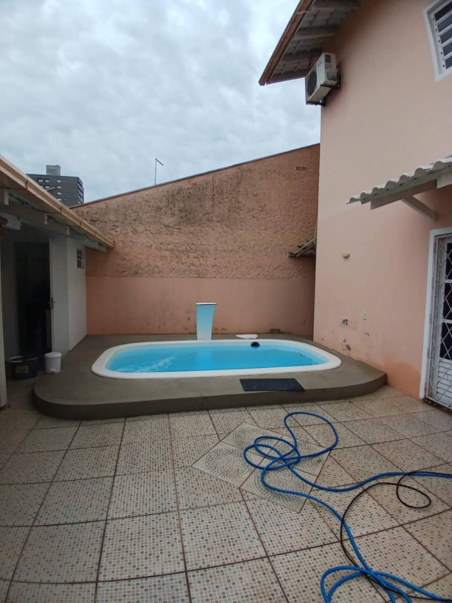 Casa Para Vender com 5 quartos 1 suíte com piscina no Centro de Penha