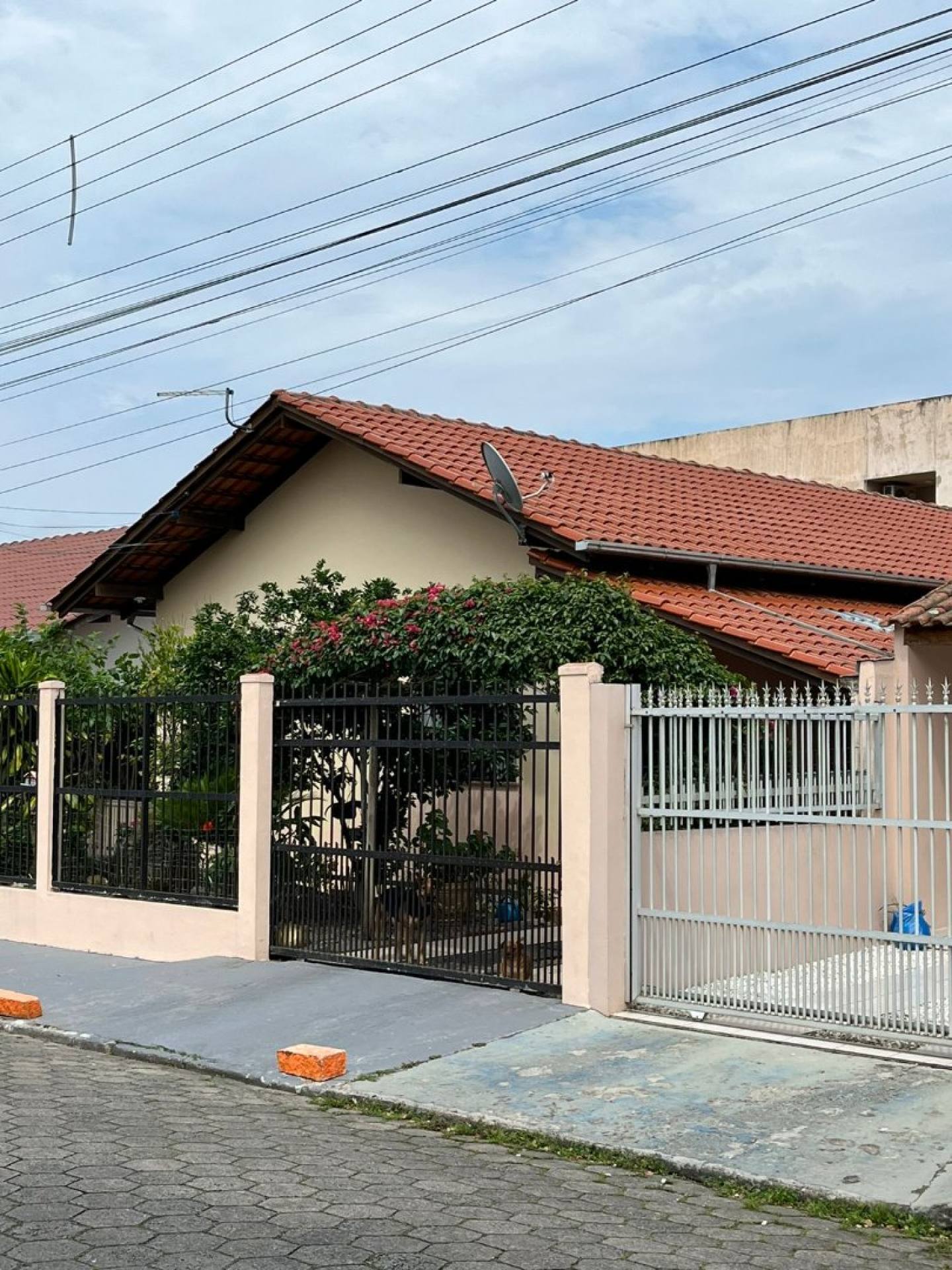 Casa Com 1 Suíte + 2 Dormitórios no Centro de Penha