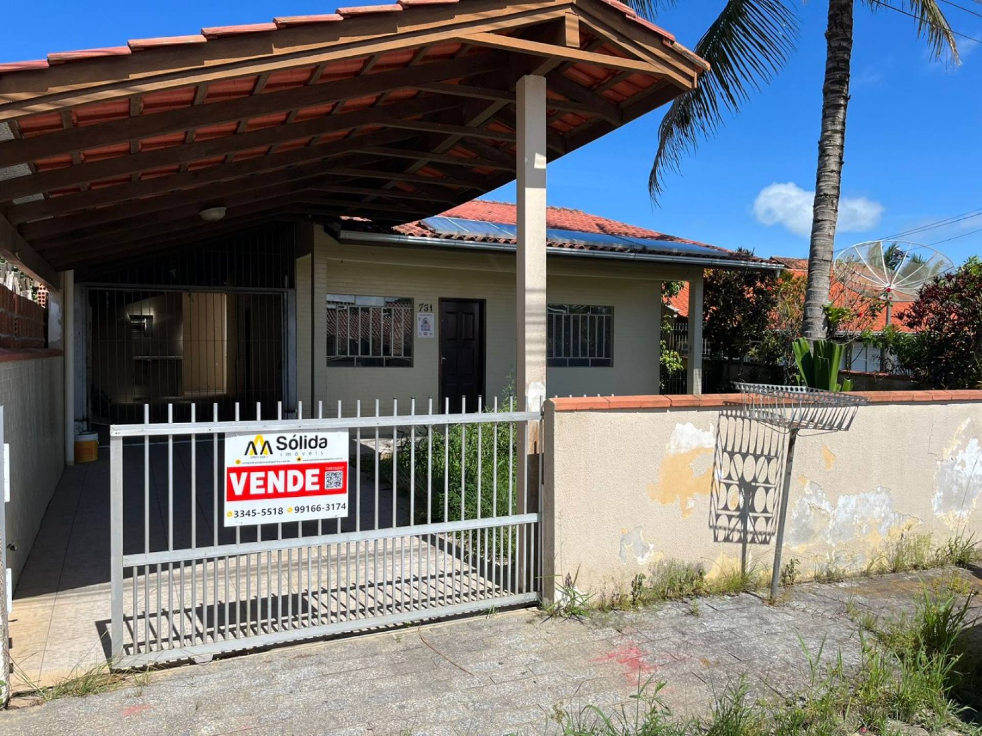 Casa no centro de Penha com três dormitórios, apenas 550 mts do Mar.