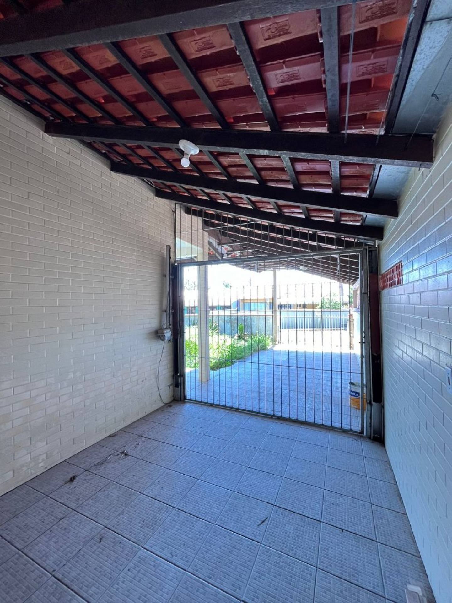 Casa no centro de Penha com três dormitórios, apenas 550 mts do Mar.