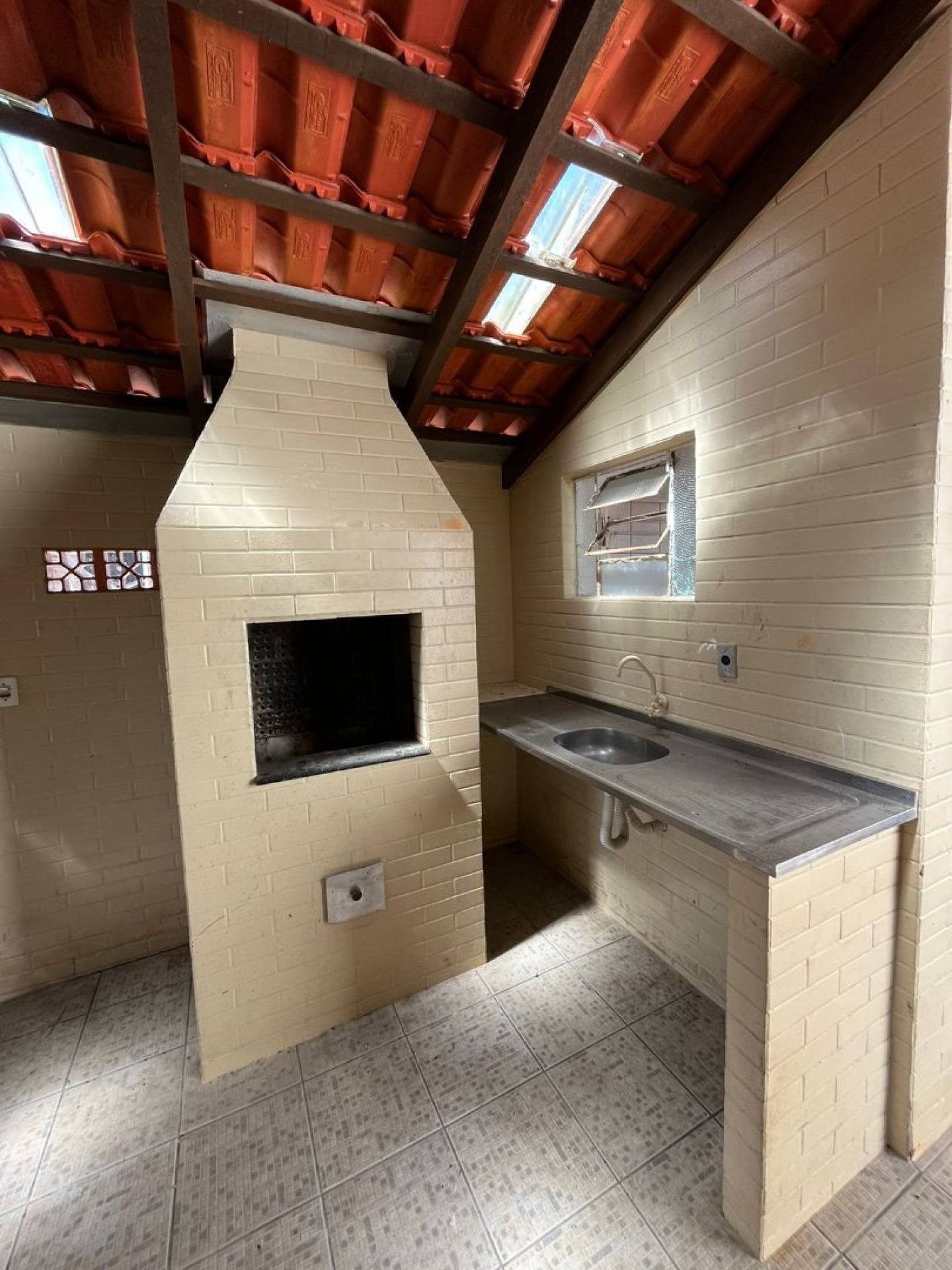 Casa no centro de Penha com três dormitórios, apenas 550 mts do Mar.