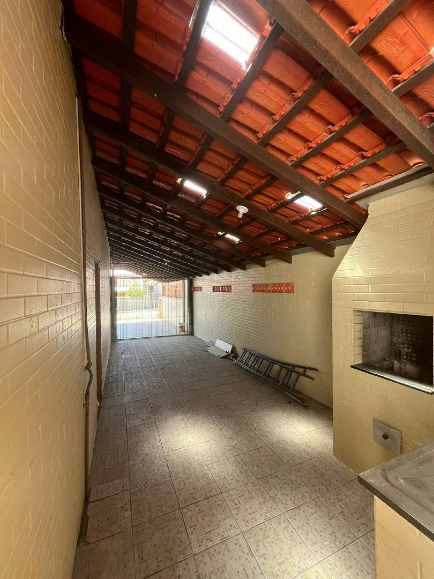 Casa no centro de Penha com três dormitórios, apenas 550 mts do Mar.