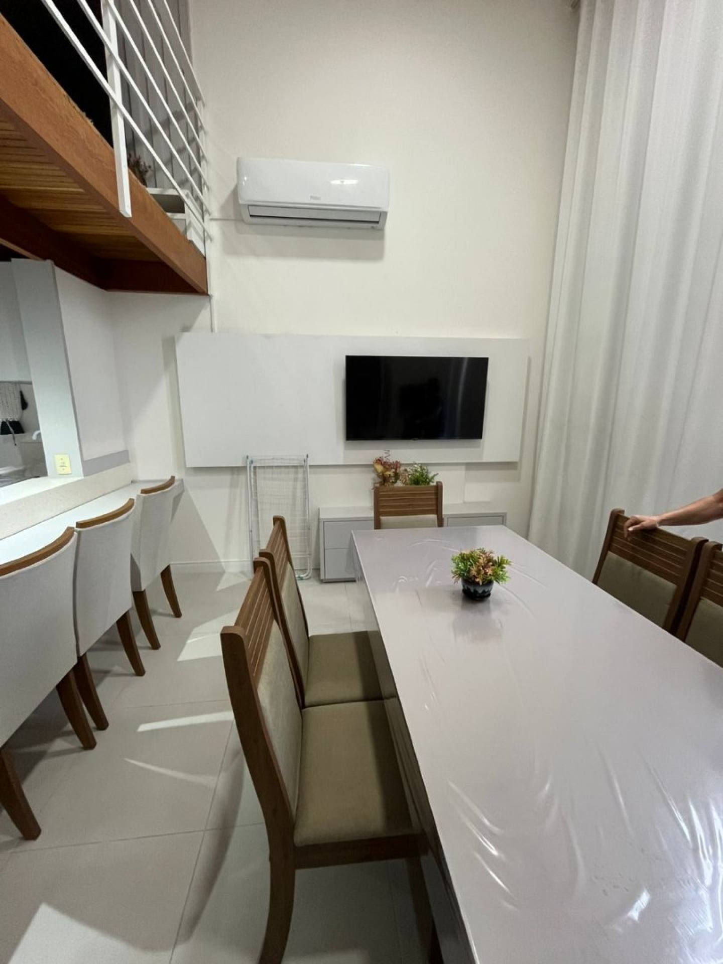 APARTAMENTO DIFERENCIADO COM MEZANINO E MOBILIADO