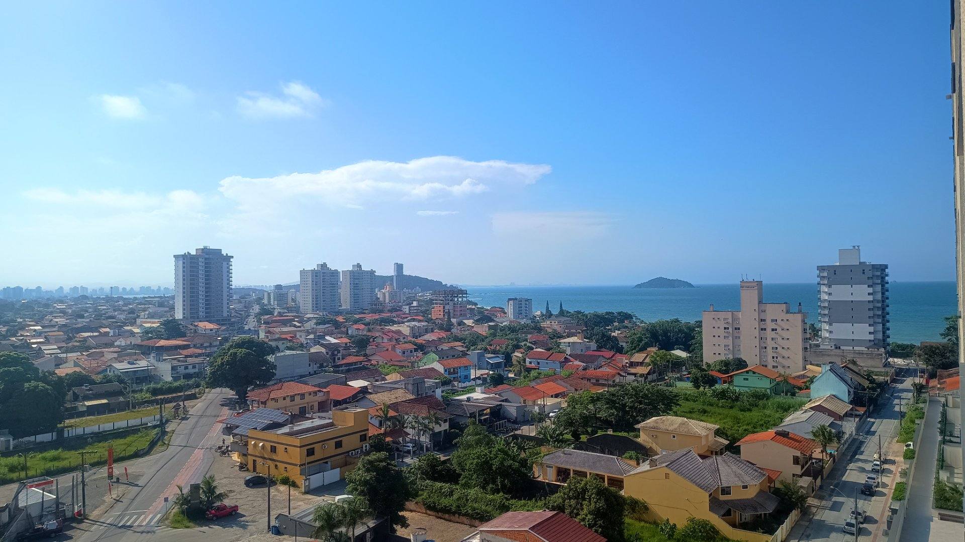 Apartamentos de 3 Dormitórios, Sendo 1 suíte, apenas 390 metros do mar.