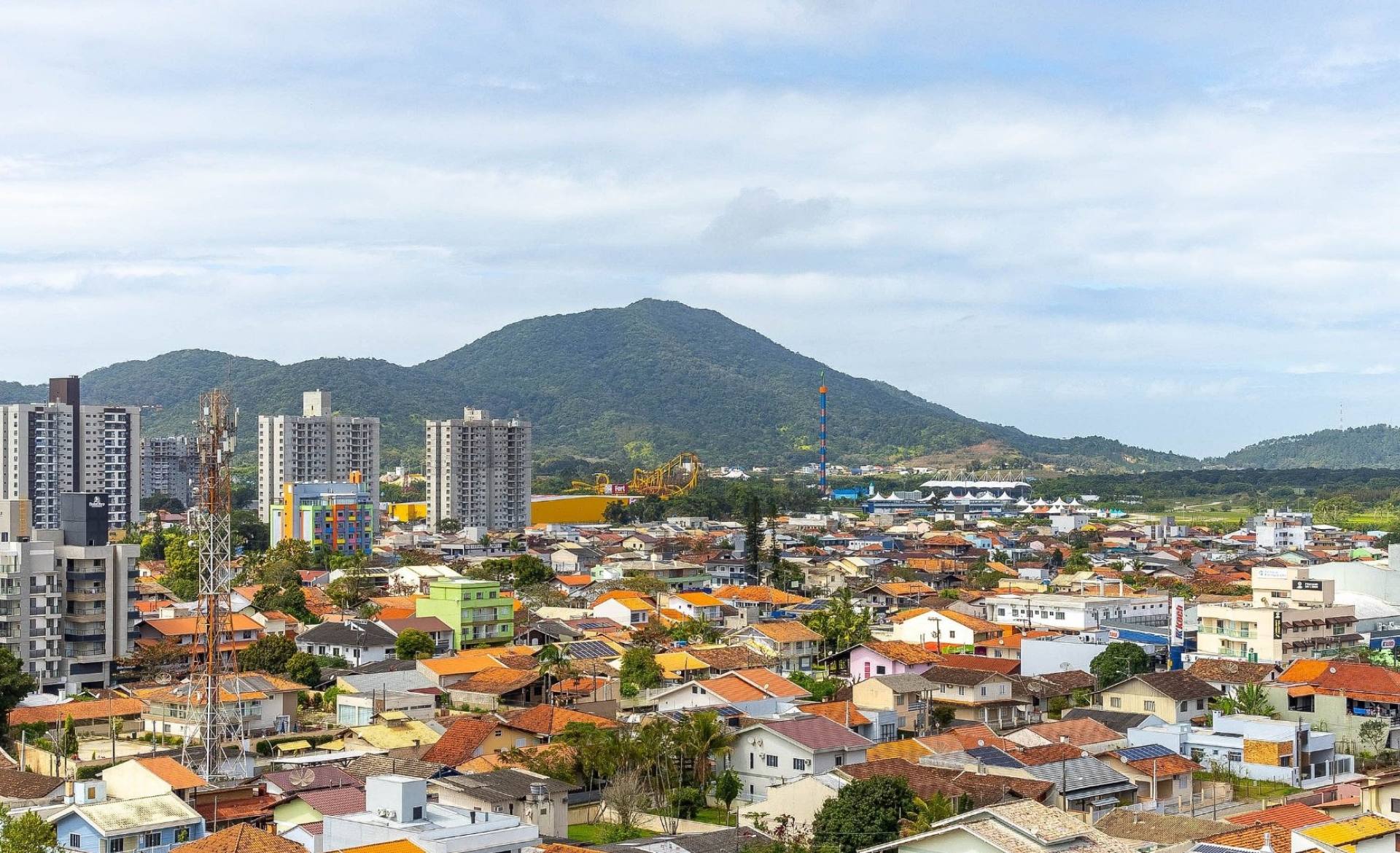 Apartamentos de 3 Dormitórios, Sendo 1 suíte, apenas 390 metros do mar.