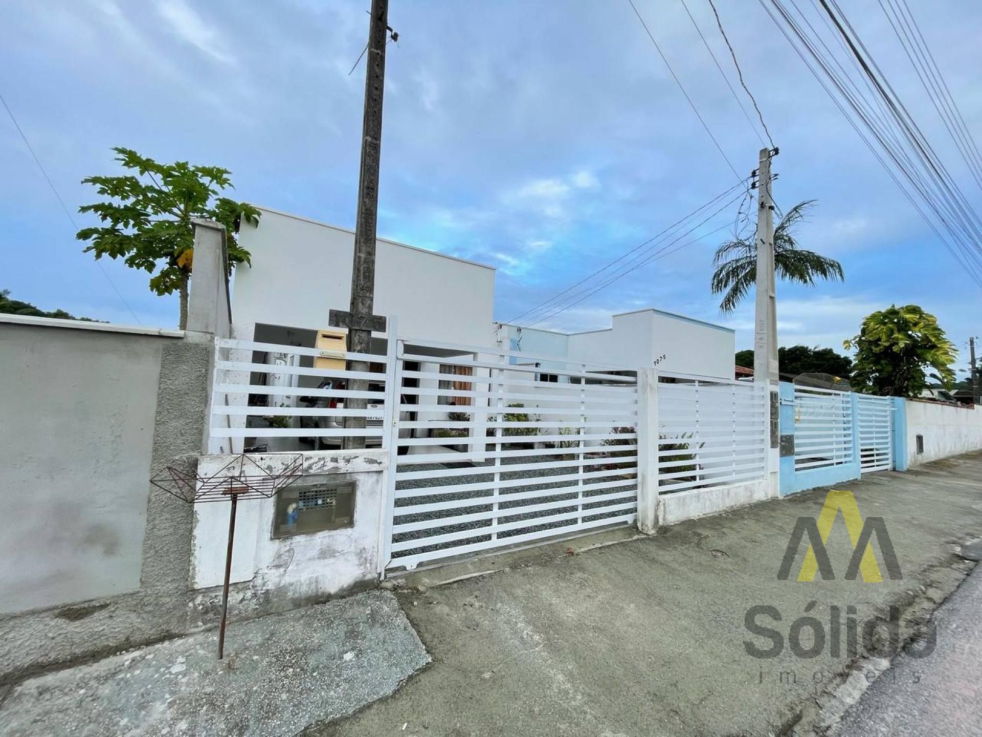 Casa com 02 quartos sendo 01 suíte no Centro de Penha