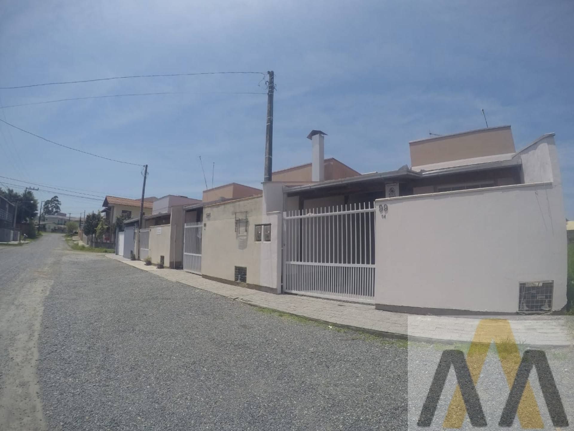 CASA COM 2 QUARTOS NO CENTRO DE PENHA À 1400M DO MAR