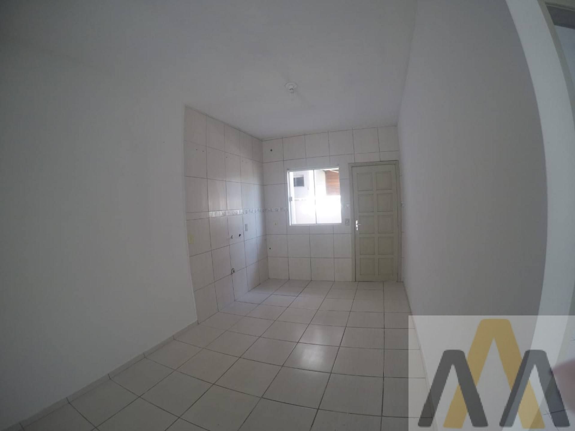 CASA COM 2 QUARTOS NO CENTRO DE PENHA À 1400M DO MAR