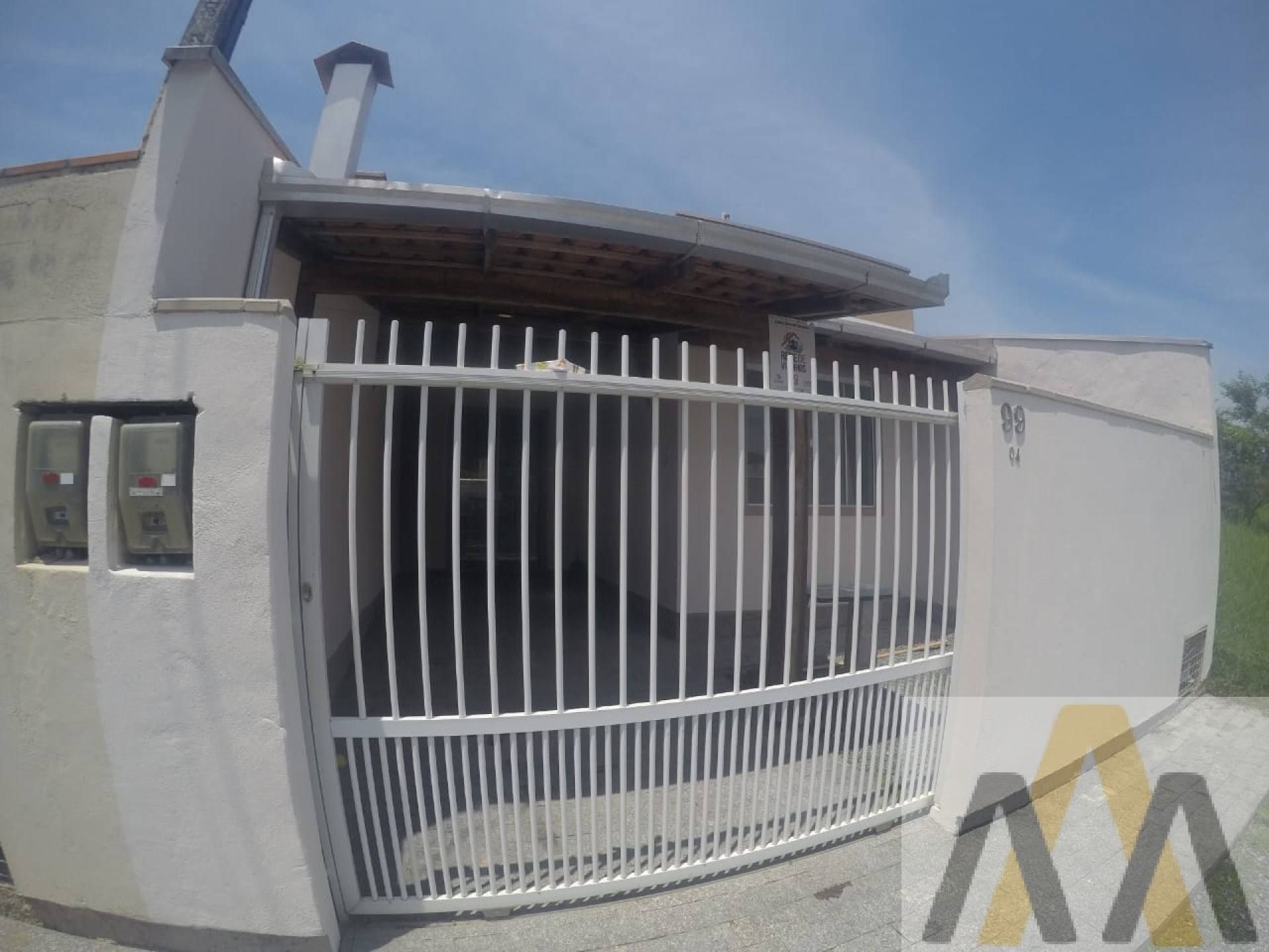 CASA COM 2 QUARTOS NO CENTRO DE PENHA À 1400M DO MAR