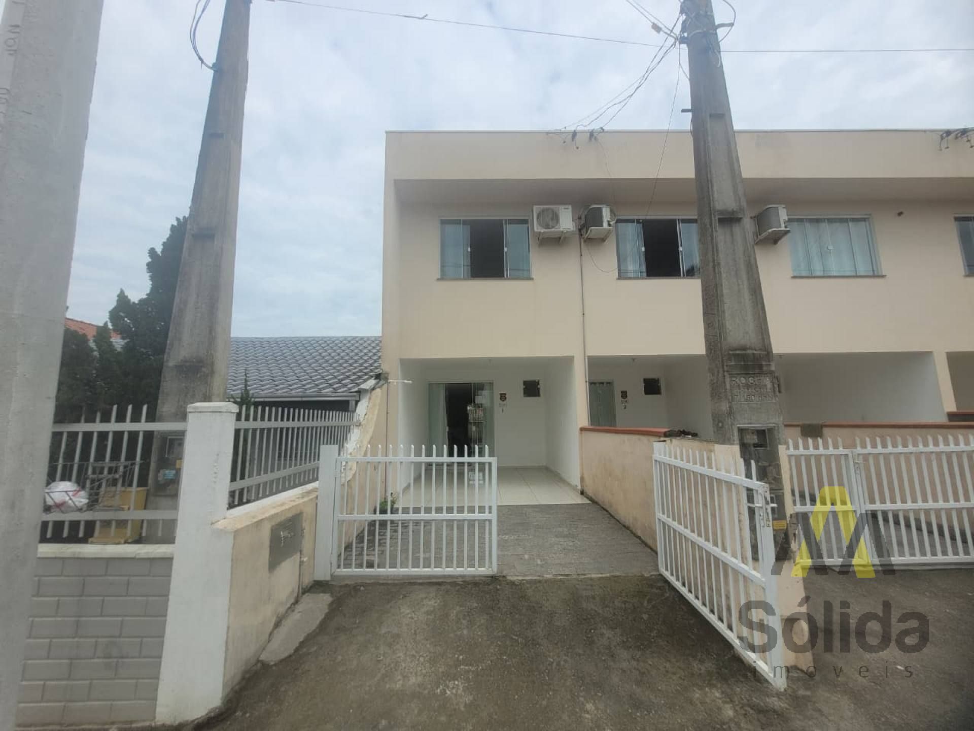 Oportunidade!  Sobrado próximo à Praia do Quilombo com 2 suítes