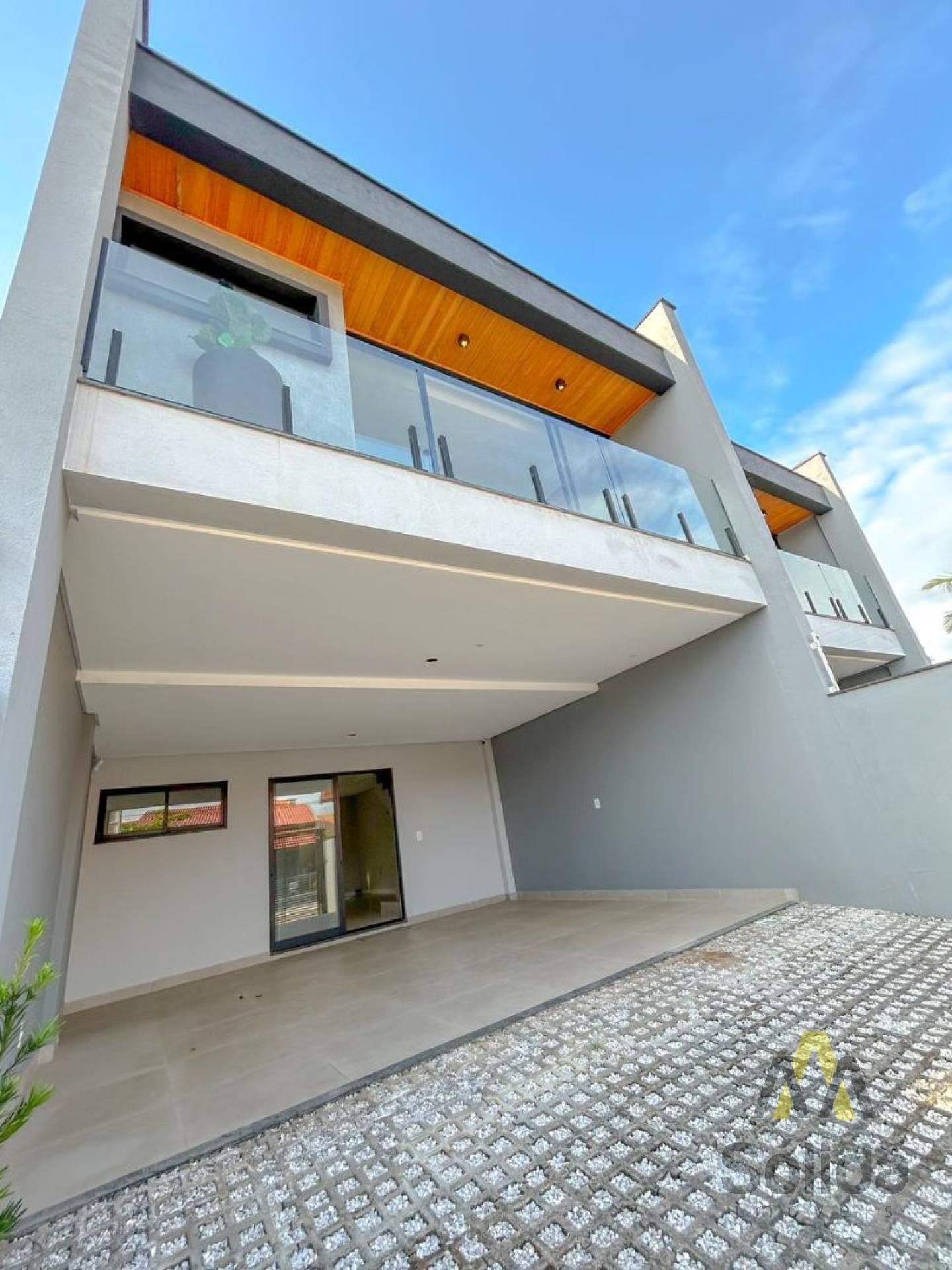 Sobrado Para Vender com 3 quartos no bairro Itacolomi em Balneário Piçarras