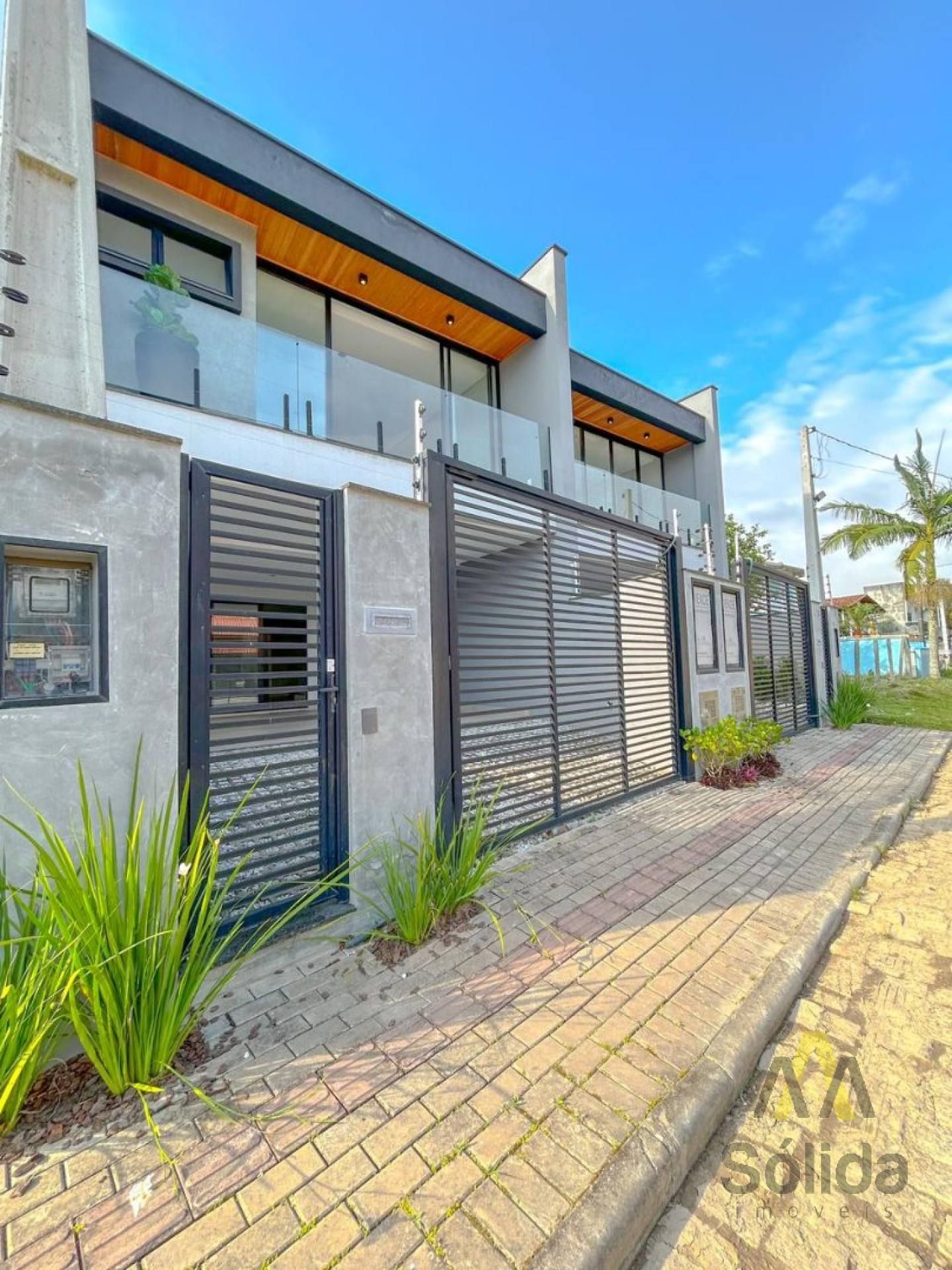 Sobrado Para Vender com 3 quartos no bairro Itacolomi em Balneário Piçarras