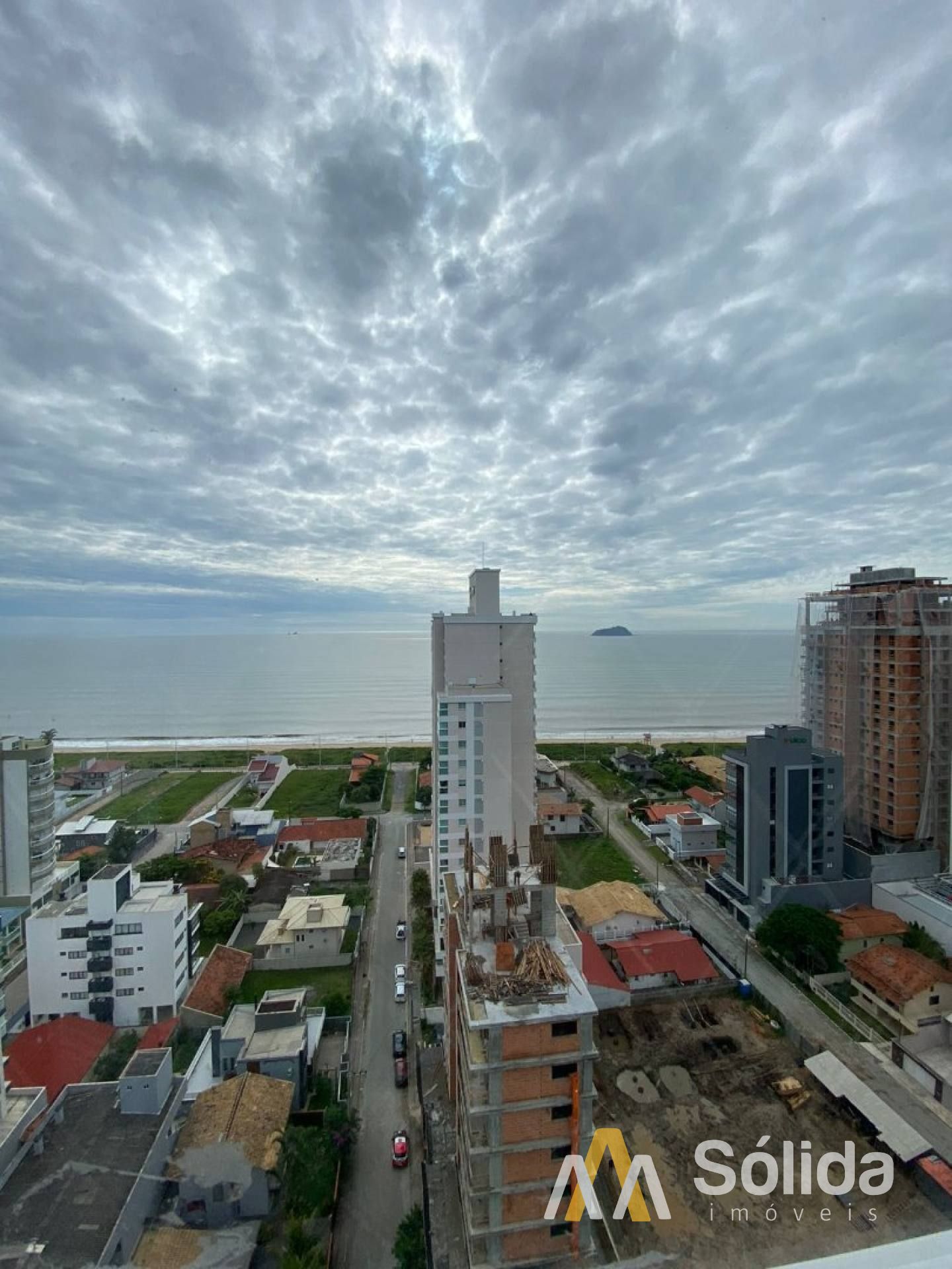 Apartamento Para Vender com 2 quartos 1 suítes no Porto Piçarras bairro Itacolomi.