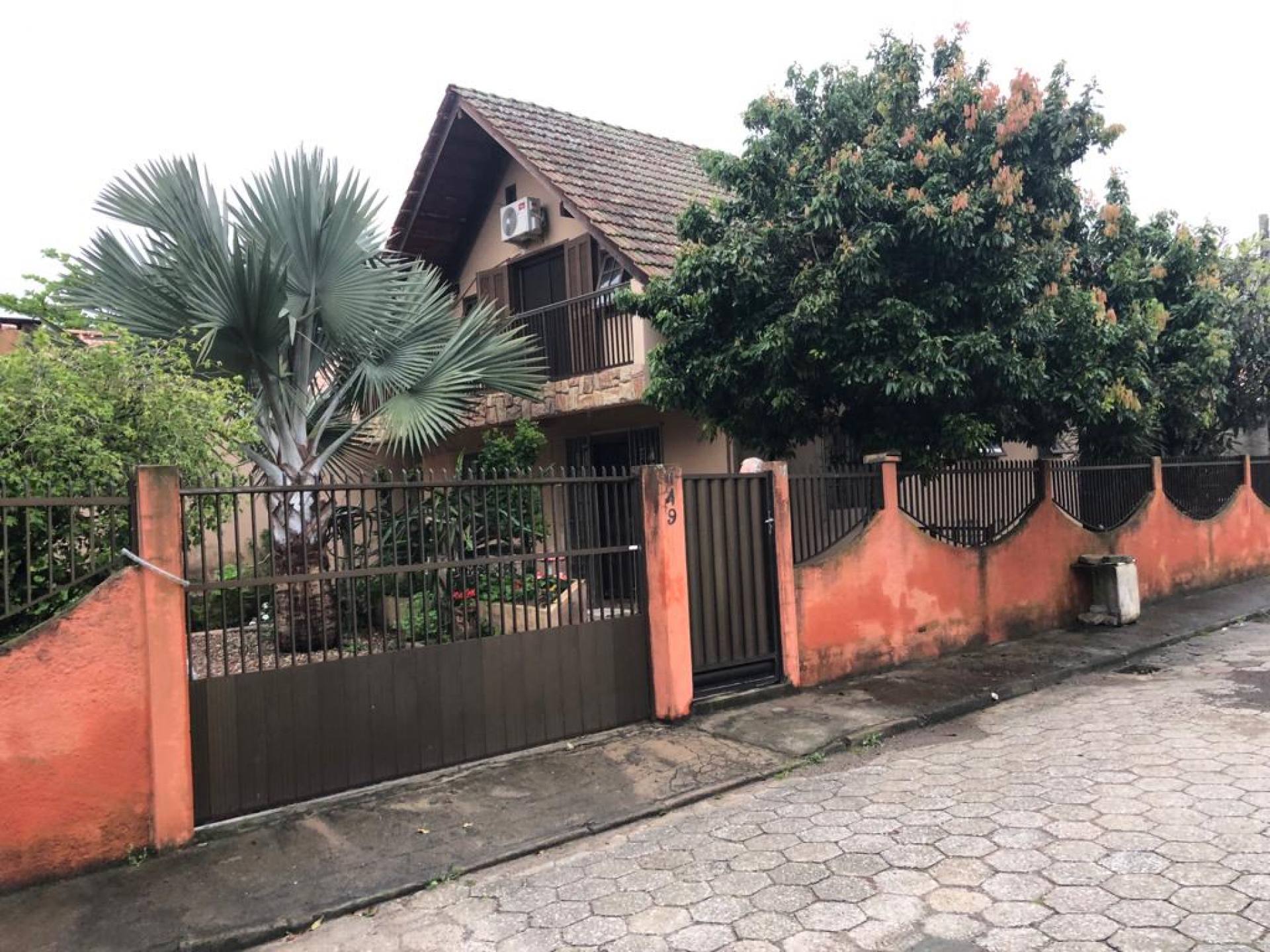 Casa Para Vender com 4 quartos no bairro Armação em Penha